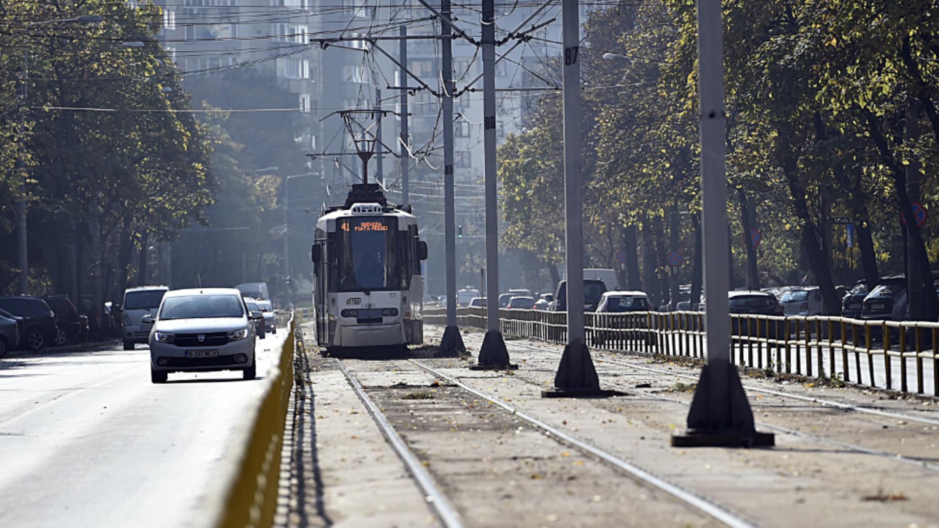 Șine dilatate de la caniculă, tramvaie blocate pe traseu. Anunțul STB