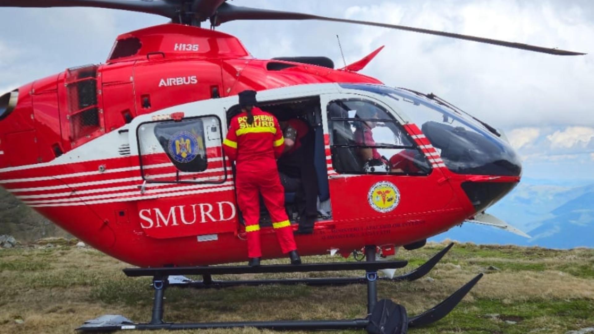 Turistul a fost dus cu elicopterul la un spital din Brașov. Foto/Salvamont