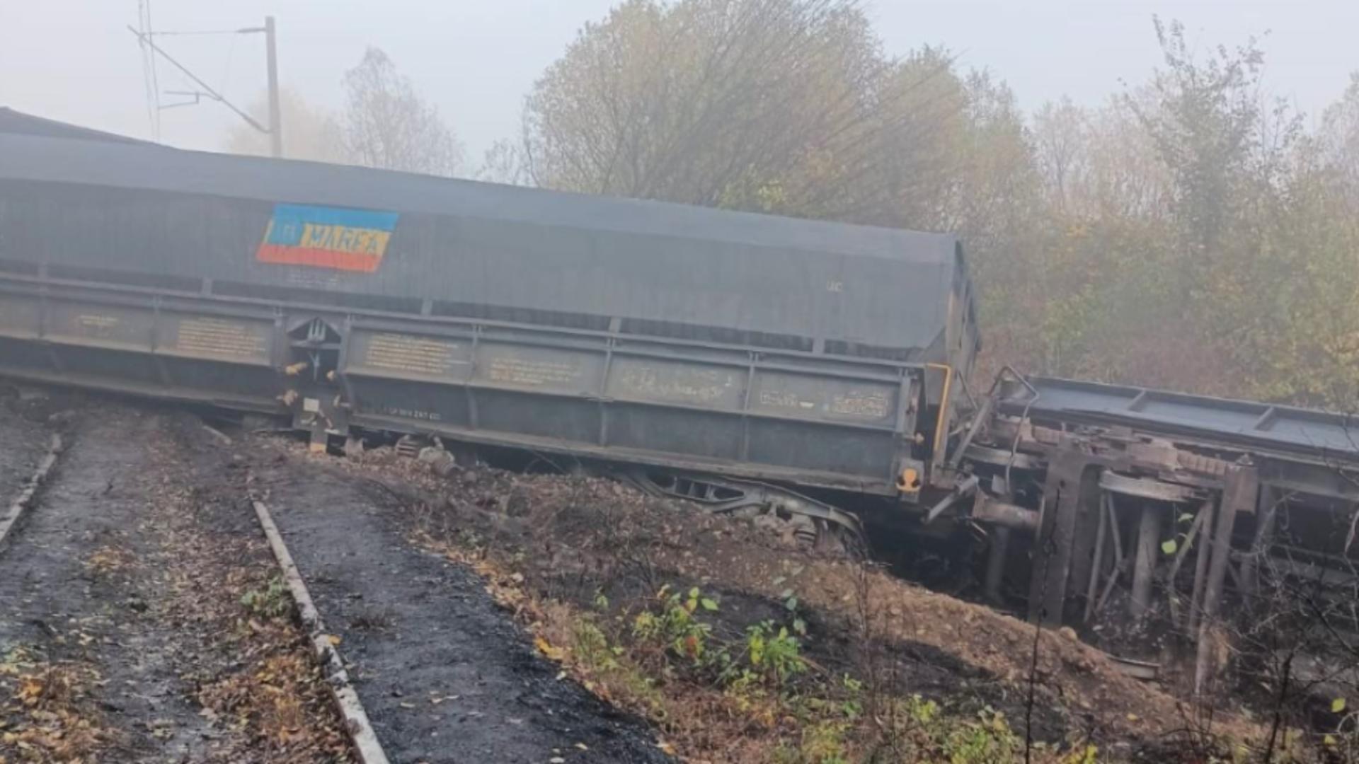 Un tren a deraiat, după ce un stâlp de înaltă tensiune a căzut peste un vagon