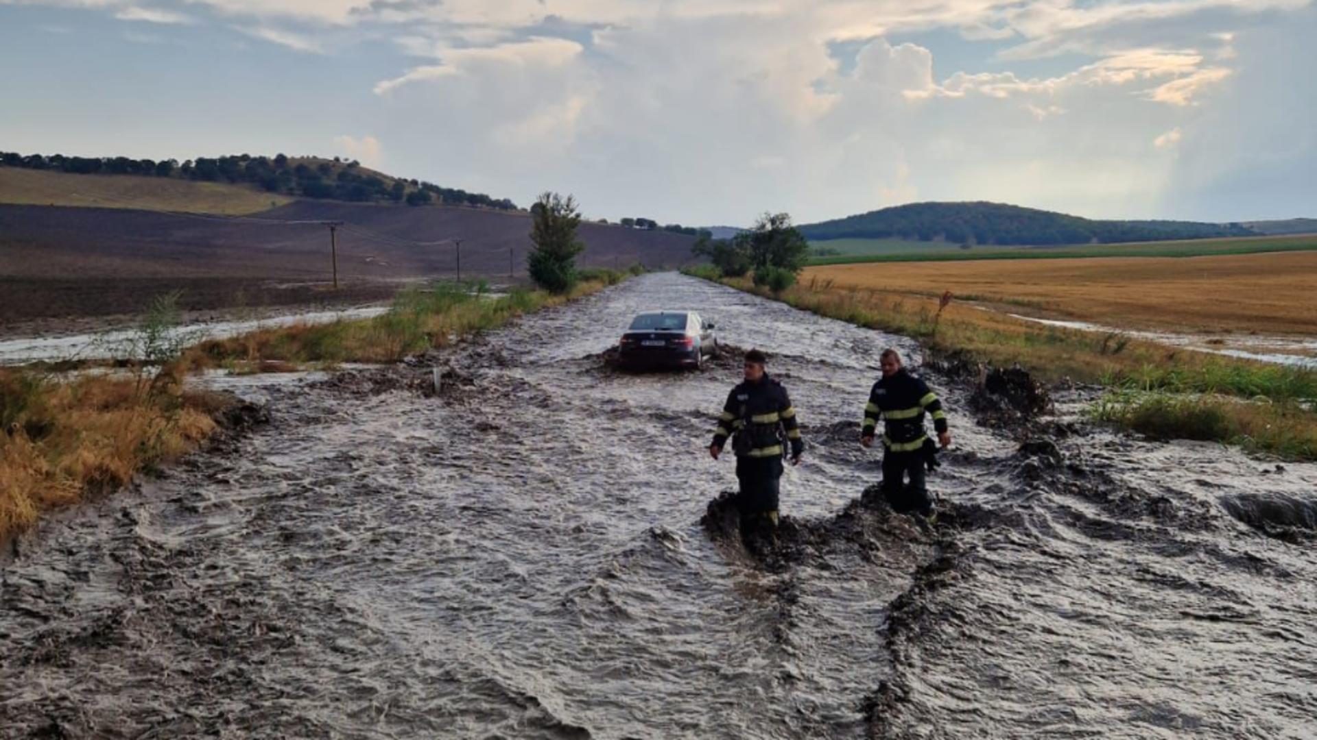 12 autoturisme și un microbuz, susprinse de o viitură în județul Tulcea. Traficul pe DN 22D, blocat: imagini șocante 