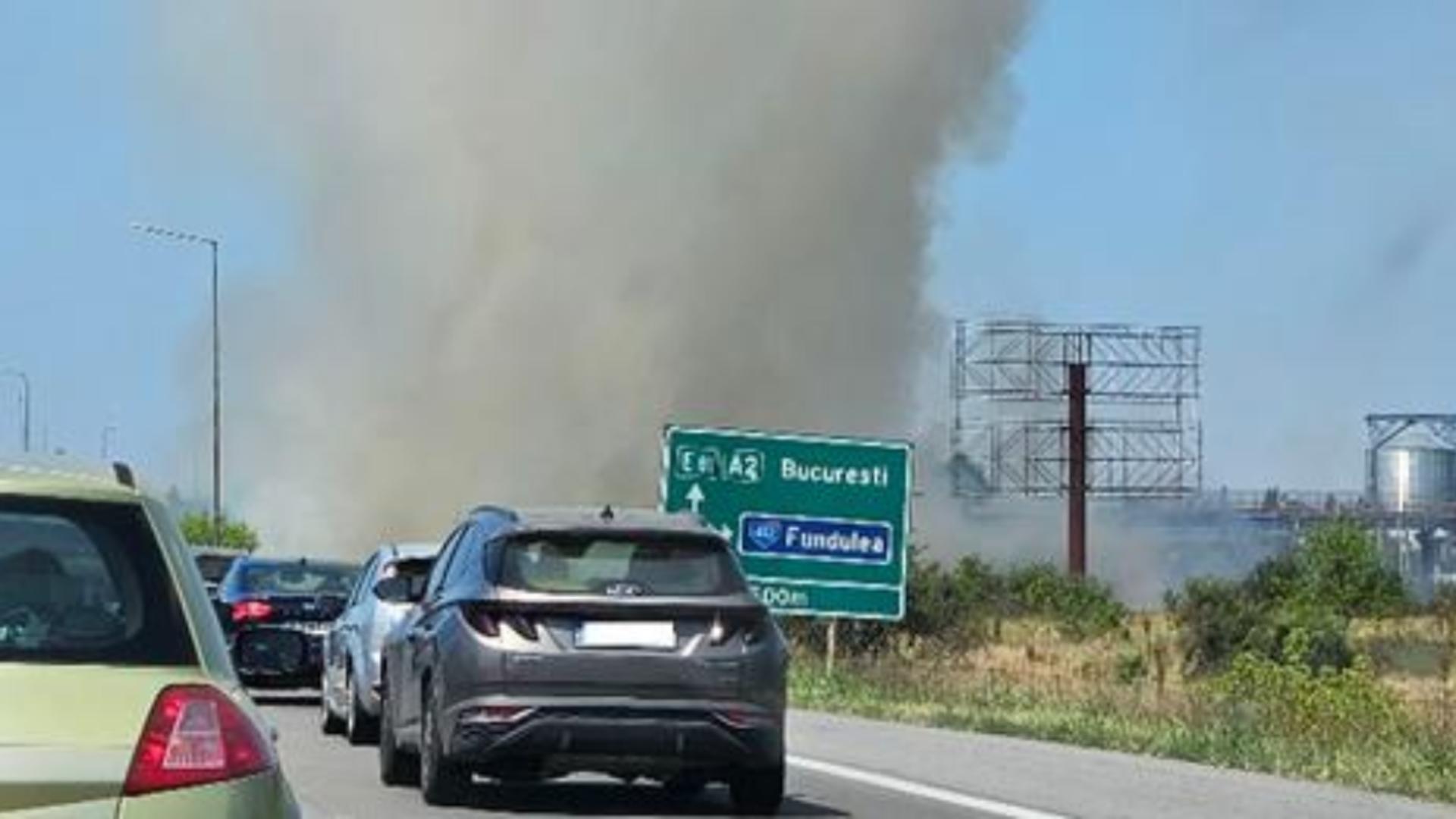 Mai multe echipaje de pompieri intervin la stingerea incendiului (foto: via B365.ro)