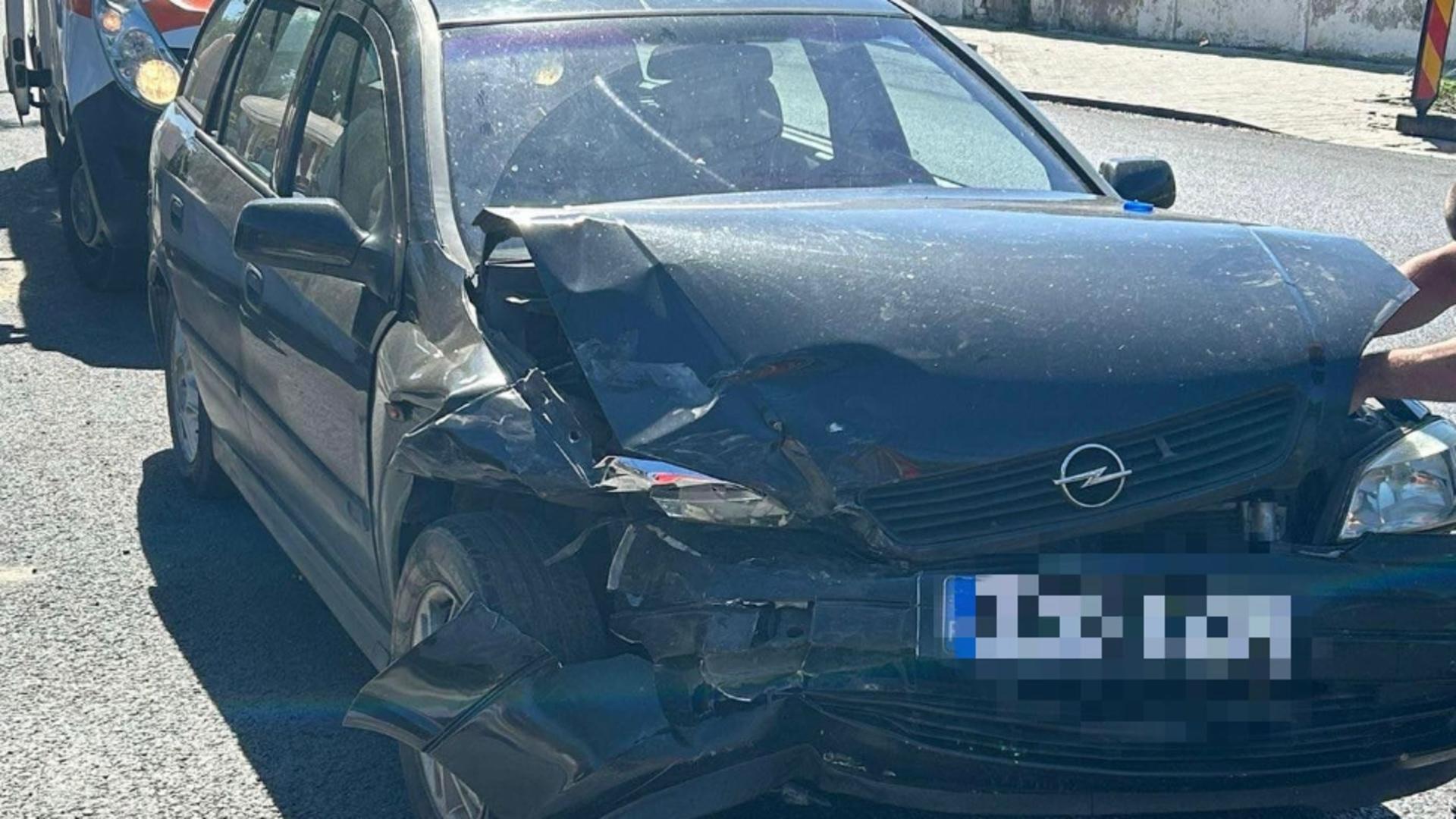 Grav accident rutier în Giurgiu! Impact frontal între două autoturisme