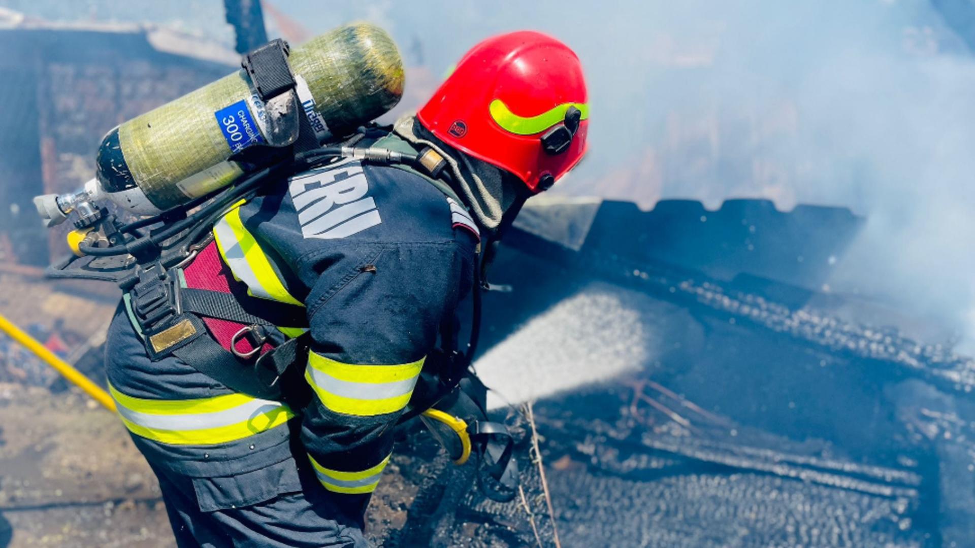 Incendiu devastator în comuna comuna Izvoarele, Argeș. Foto ilustrativ