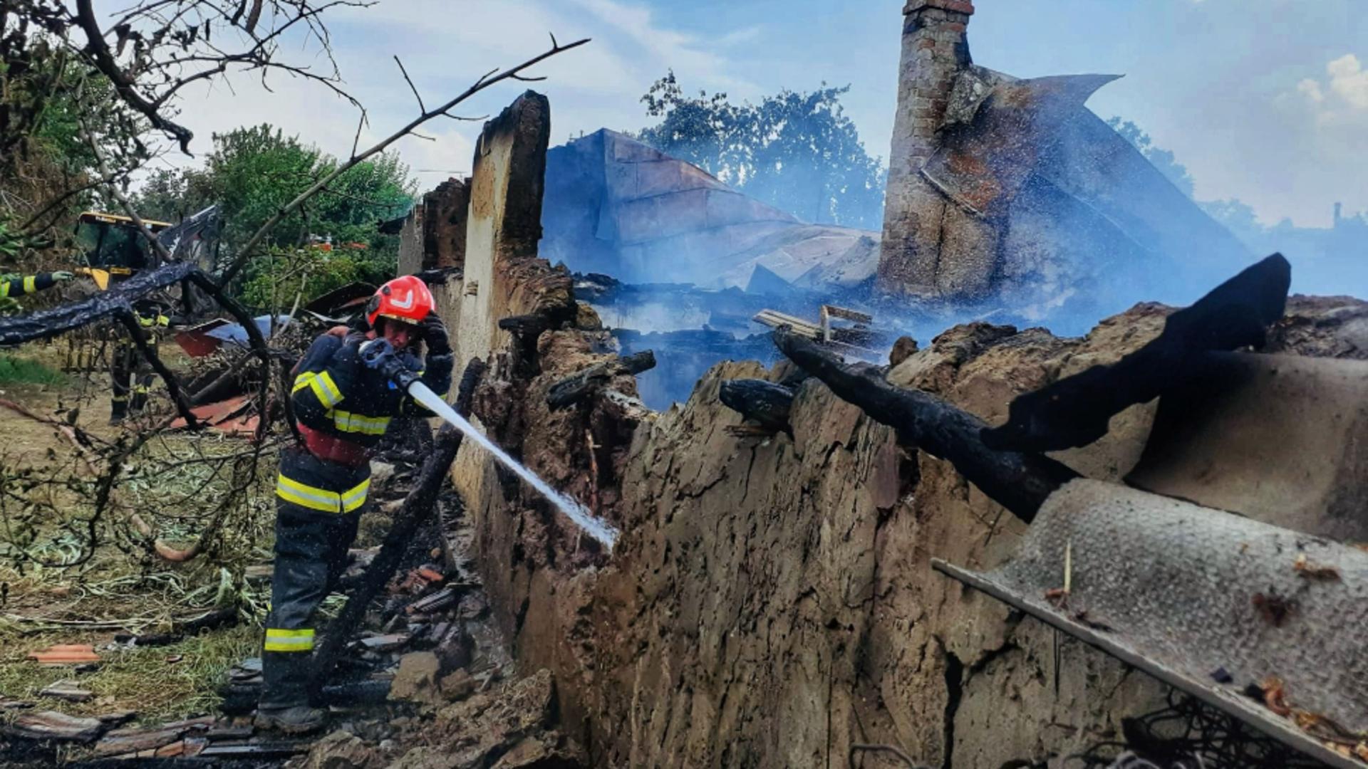 Incendiu nimicitor! Pompierii s-au luptat cu flăcările timp de șase ore