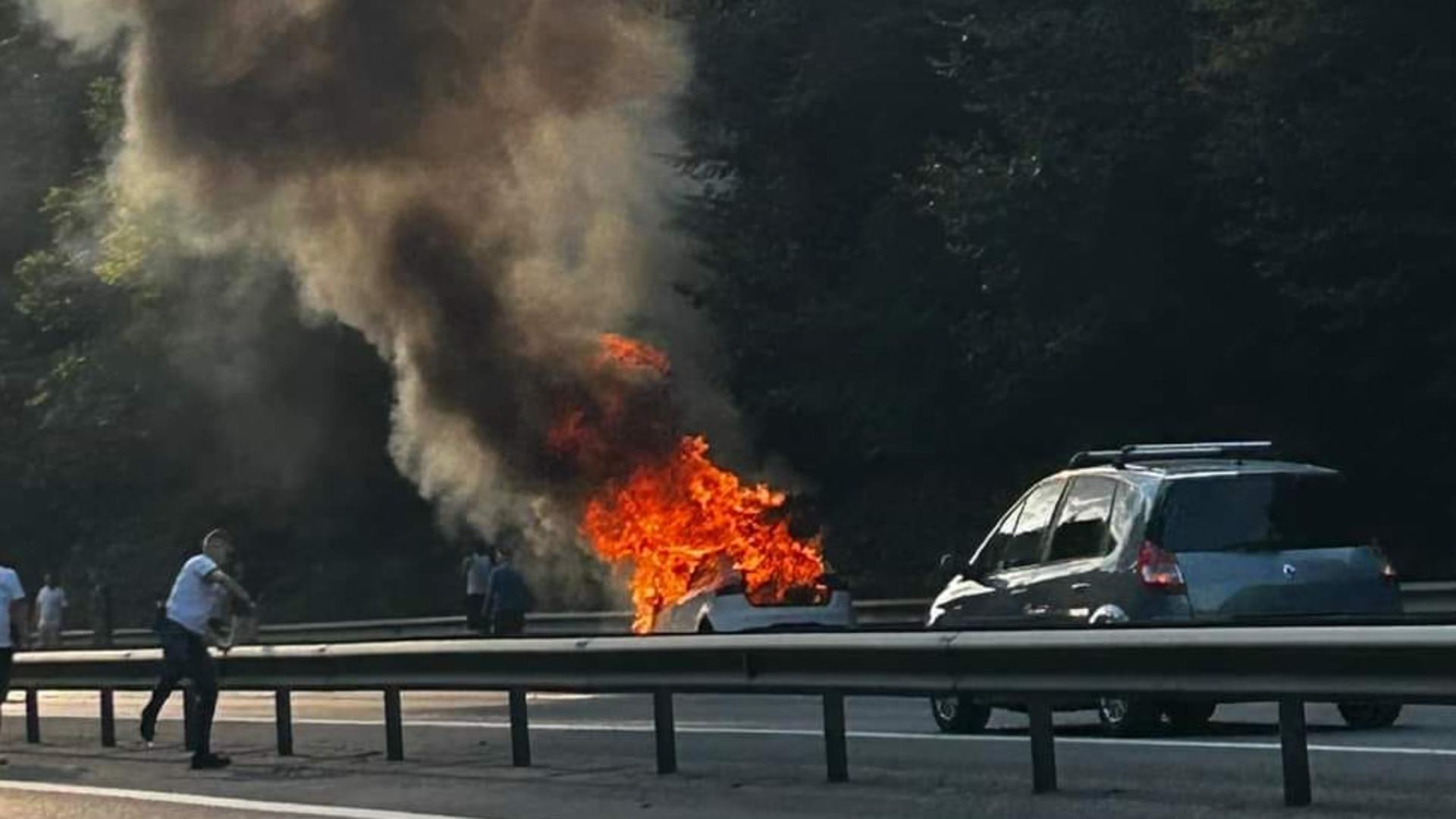 Clipe de panică pe șosea: o mașină a ars ca o torță pe A1 București-Pitești! Imagini uluitoare / Foto: Breaking News Giurgiu