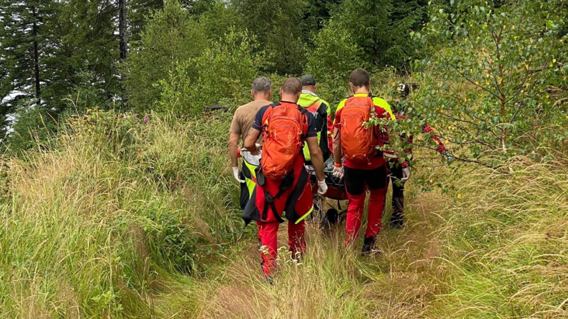 Bărbat de 59 de ani, mort pe munte, după ce i s-a făcut rău. Salvamontiștii i-au coborât trupul/ Salvamont Straja Lupeni