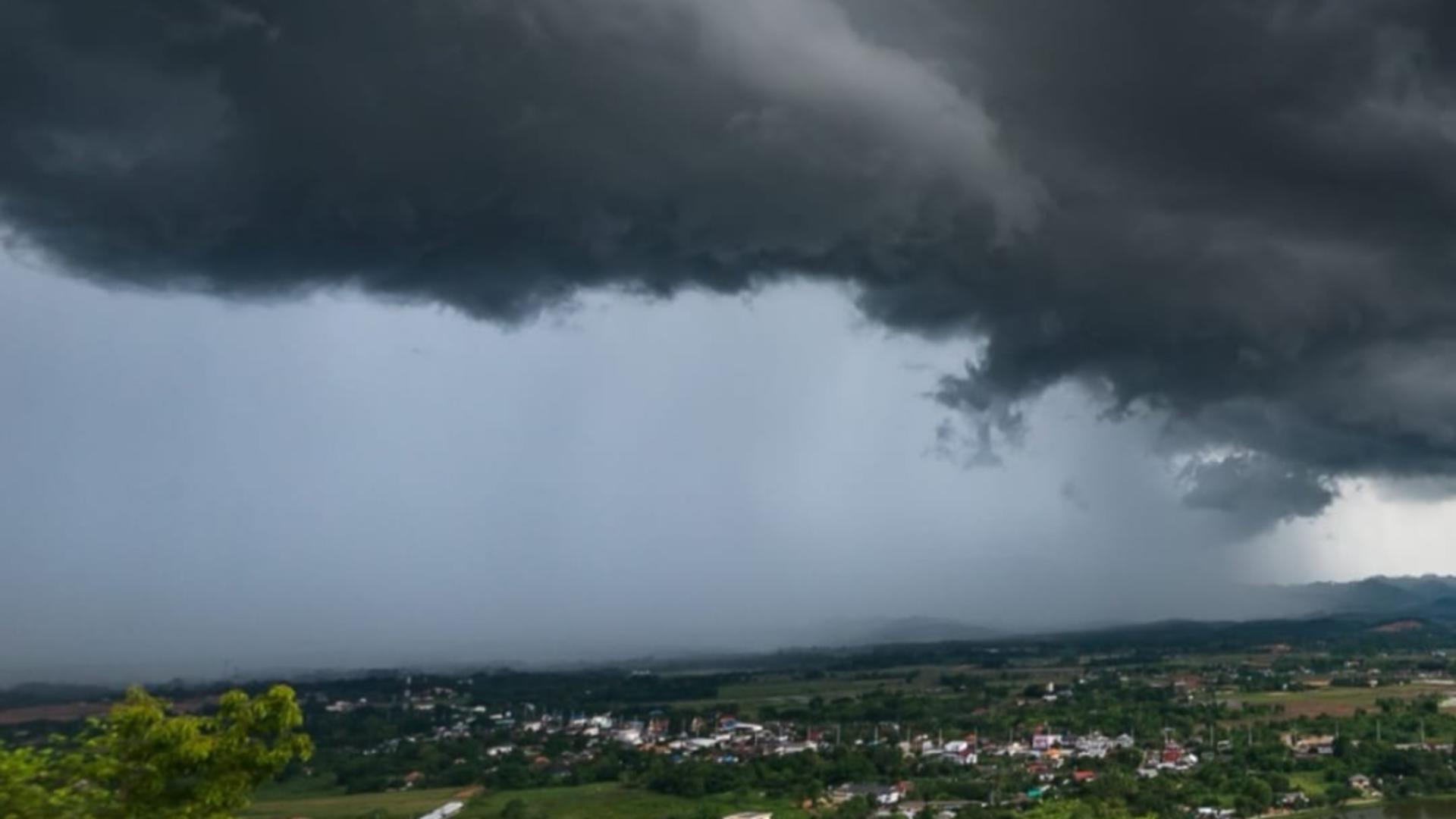 Vijelii severe au devastat România: Străzi inundate și copaci căzuți. O persoană a fost lovită de trăsnet - VIDEO