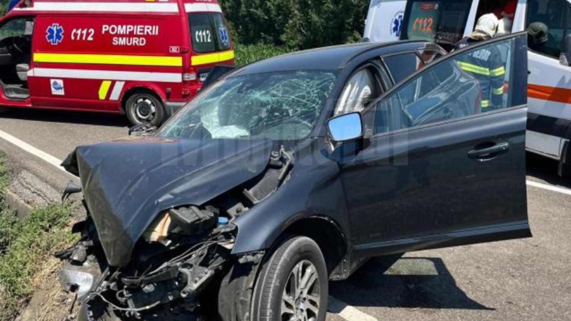 Fetiță de trei ani, moartă în accident. Mama a intrat cu mașina în pod