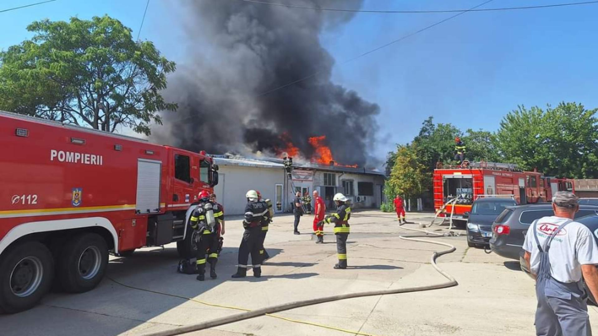 Incendiu violent, cu flacără puternică și degajări mari de fum, la un service auto din București