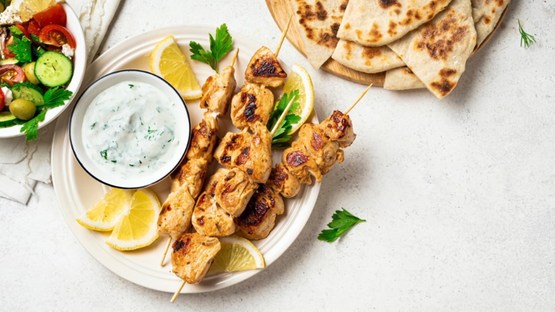 Souvlaki de pui. Rețetă simplă și delicioasă din bucătăria grecească