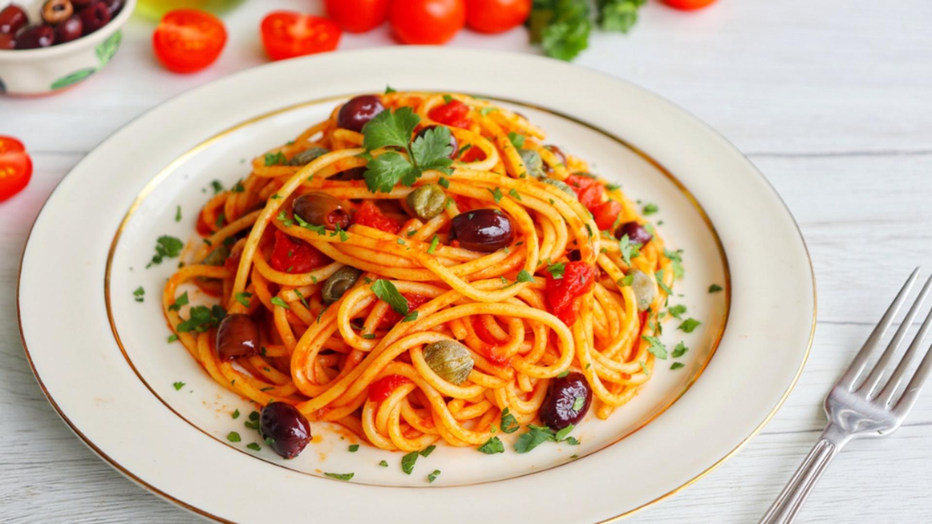 Spaghetti alla Puttanesca. Rețetă tradițională, italiană