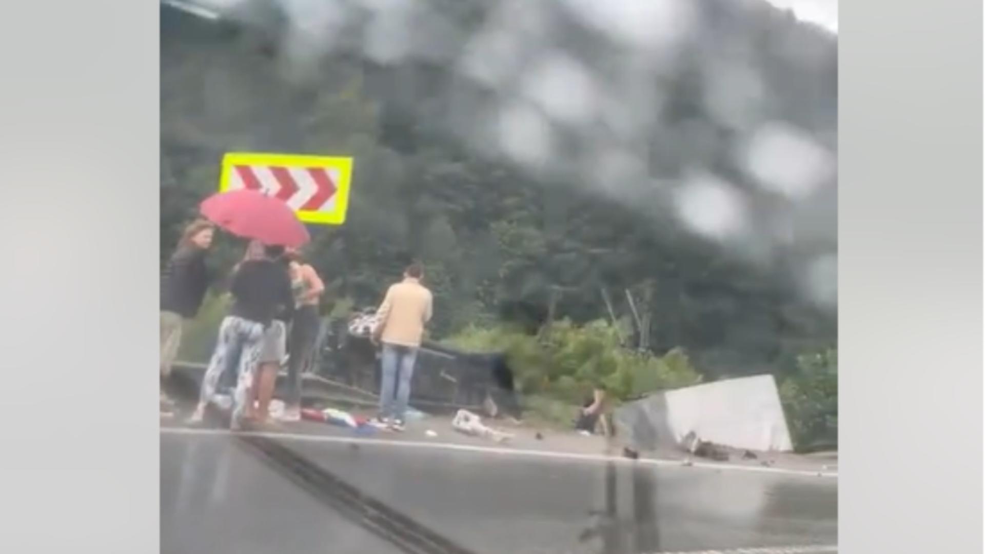 Un microbuz și un TIR, implicate într-un accident grav de circulație pe DN17. A fost activat PLANUL ROȘU de intervenție VIDEO