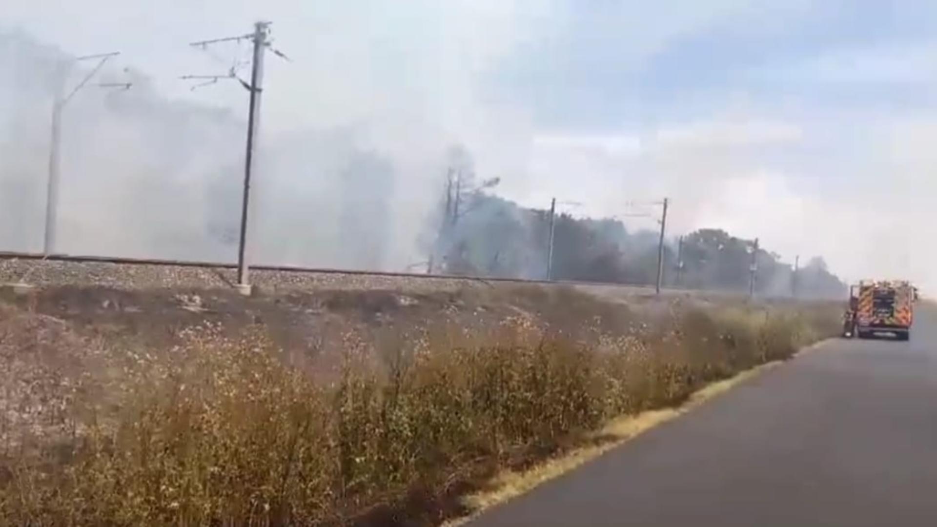 Trenuri oprite temporar în România din cauza incendiilor de vegetație