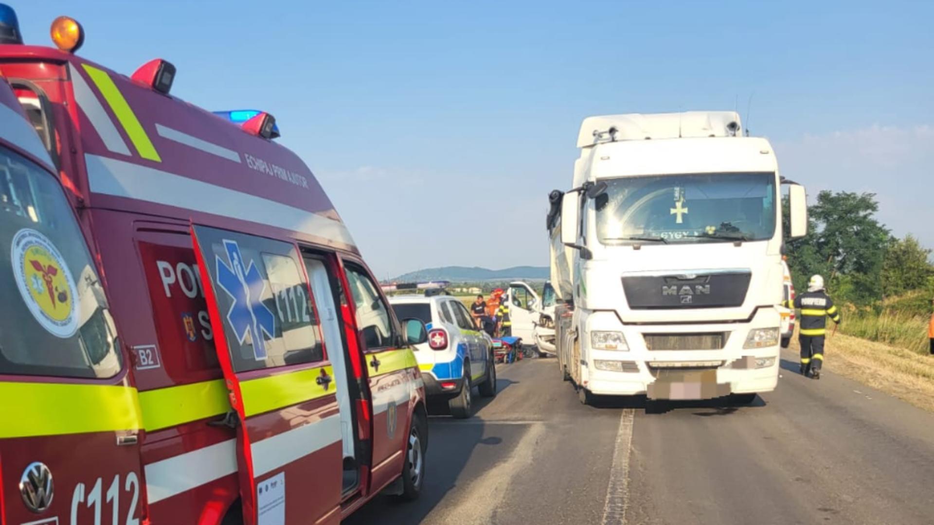 Accident rutier grav între un camion și un microbuz în care erau 10 persoane! S-a activat Planul Roșu de Intervenție