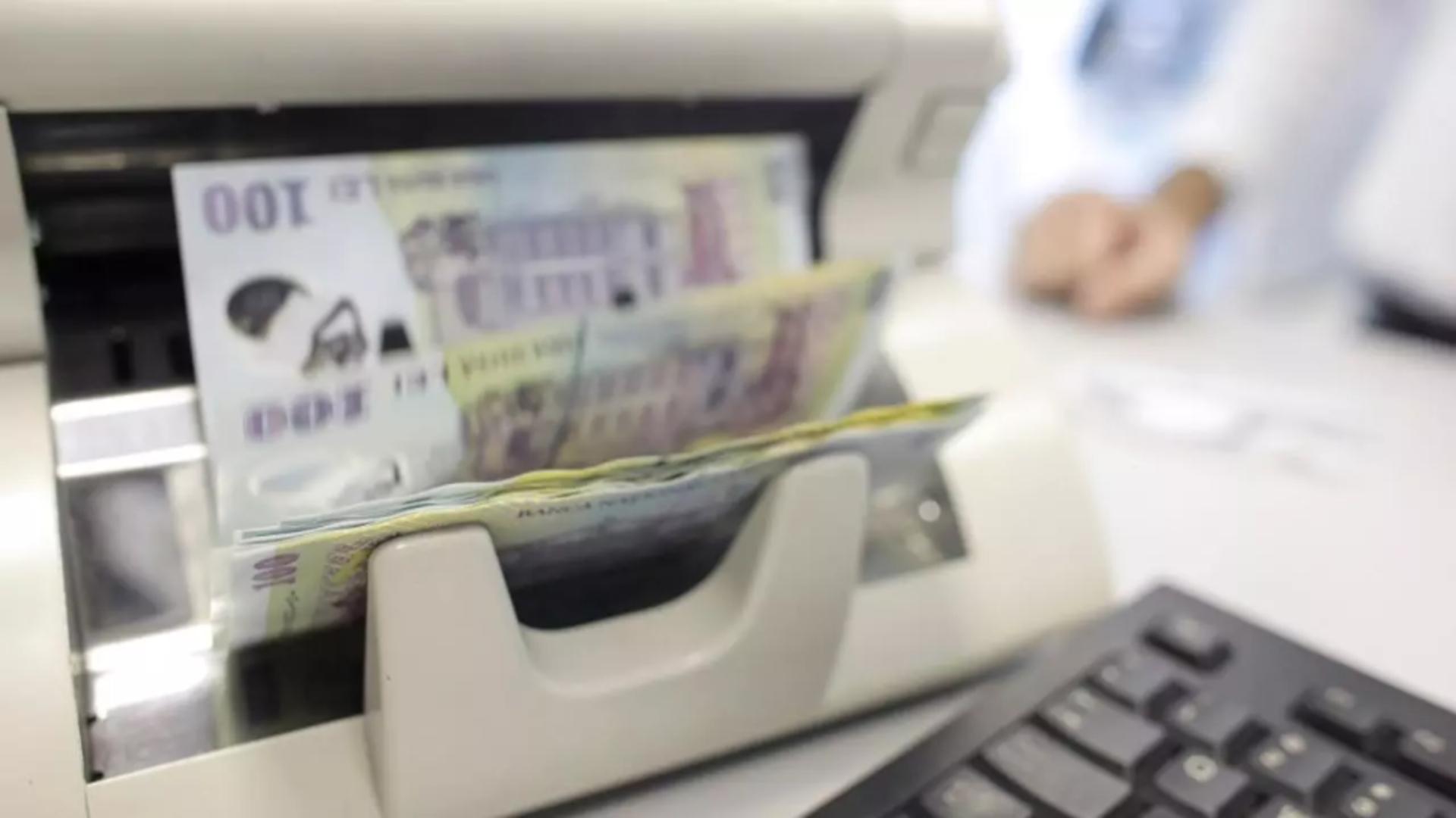 România continuă să trăiască pe DATORIE: Statul a împrumutat fiecare român cu 5.400 de euro
