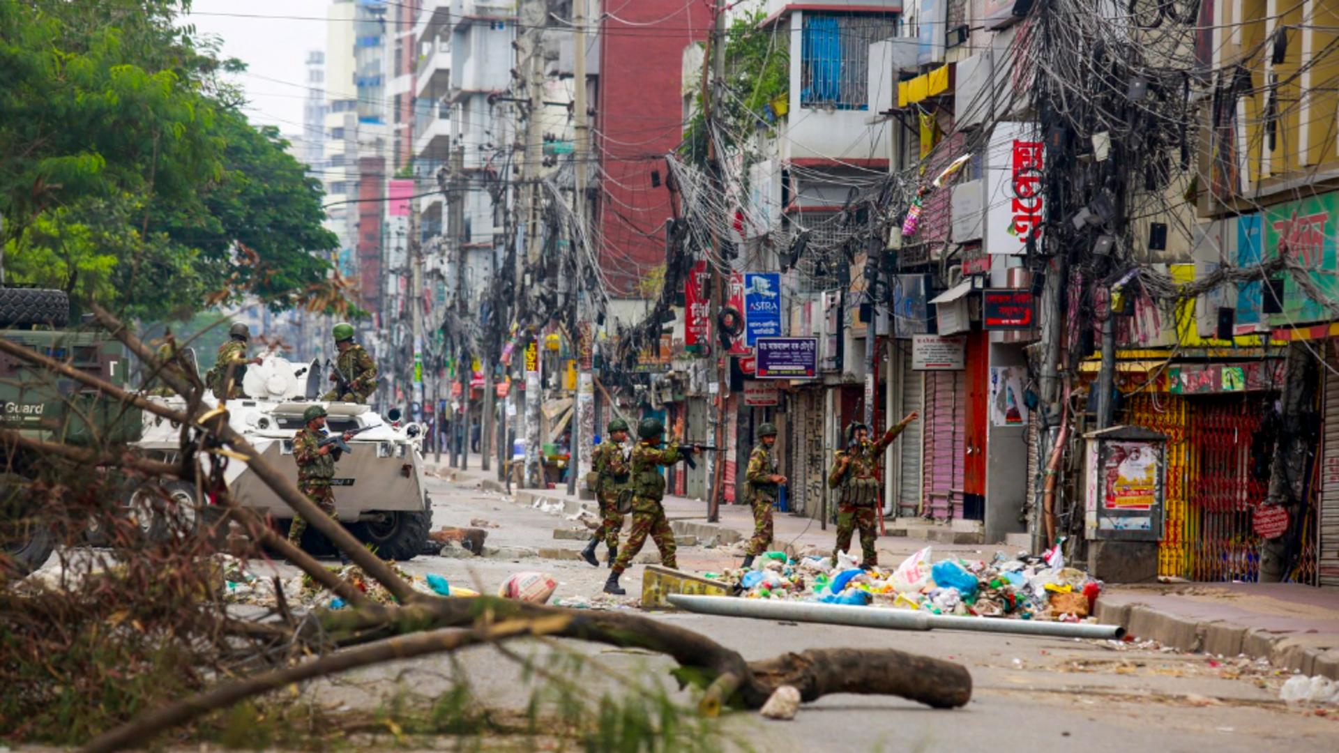 Armata încearcă să restaureze ordinea pe străzile din Dhaka. Foto/Profimedia