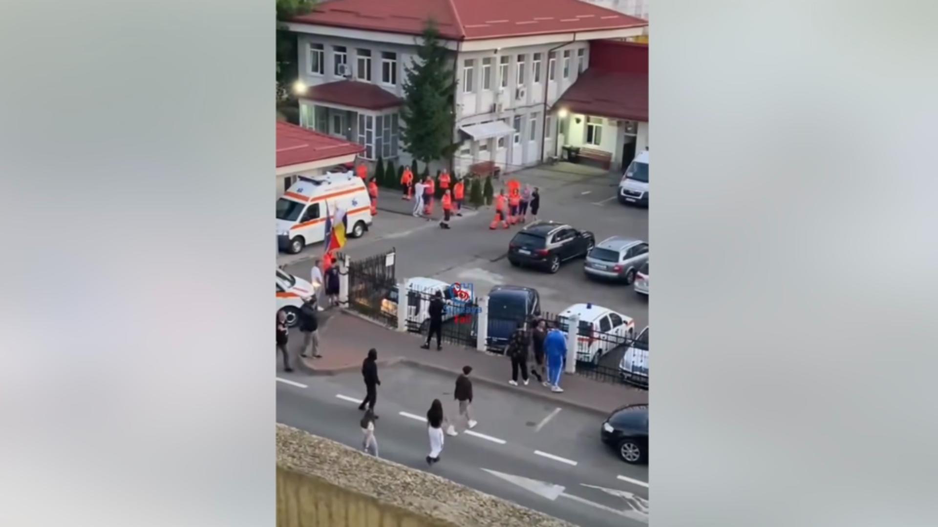 Bătaie cu pumni și picioare în curtea unui spital din Suceava – VIDEO