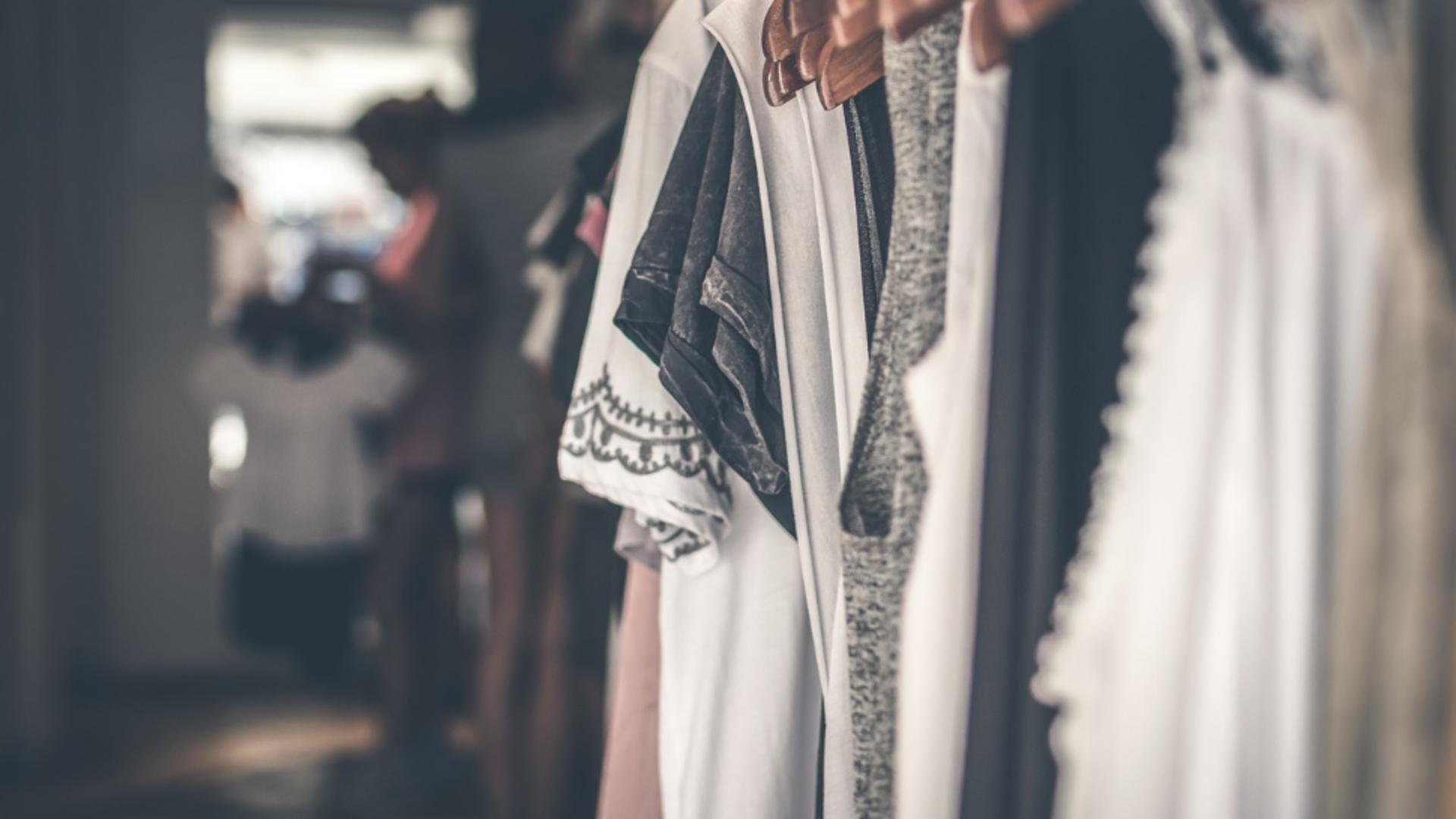 Cum să scapi de mirosurile neplăcute din haine: Trucurile folosite de patronii de magazine de lux pentru a scăpa de mirosul de „aer închis”
