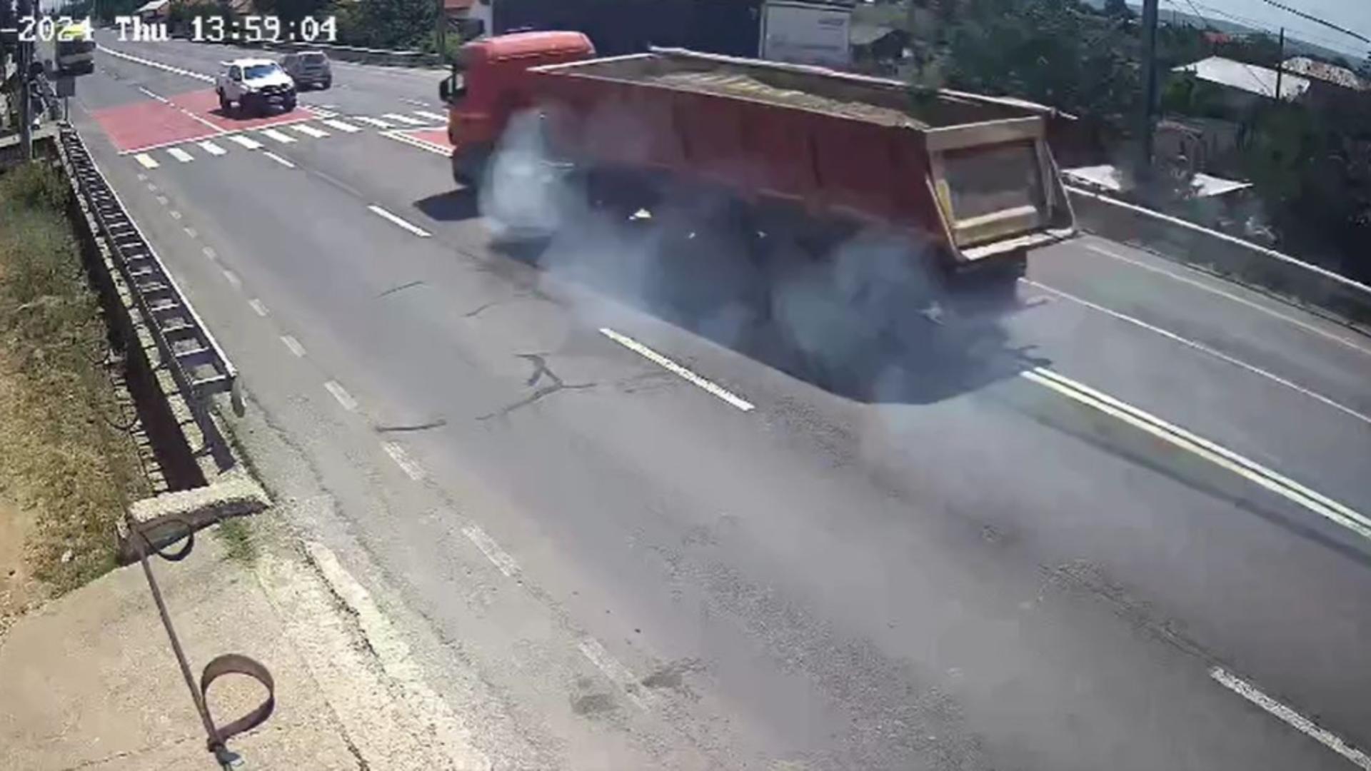 Șoferul de TIR a intrat pe conteasens direct în mașinile care stăteau la stop. Foto/Captură video