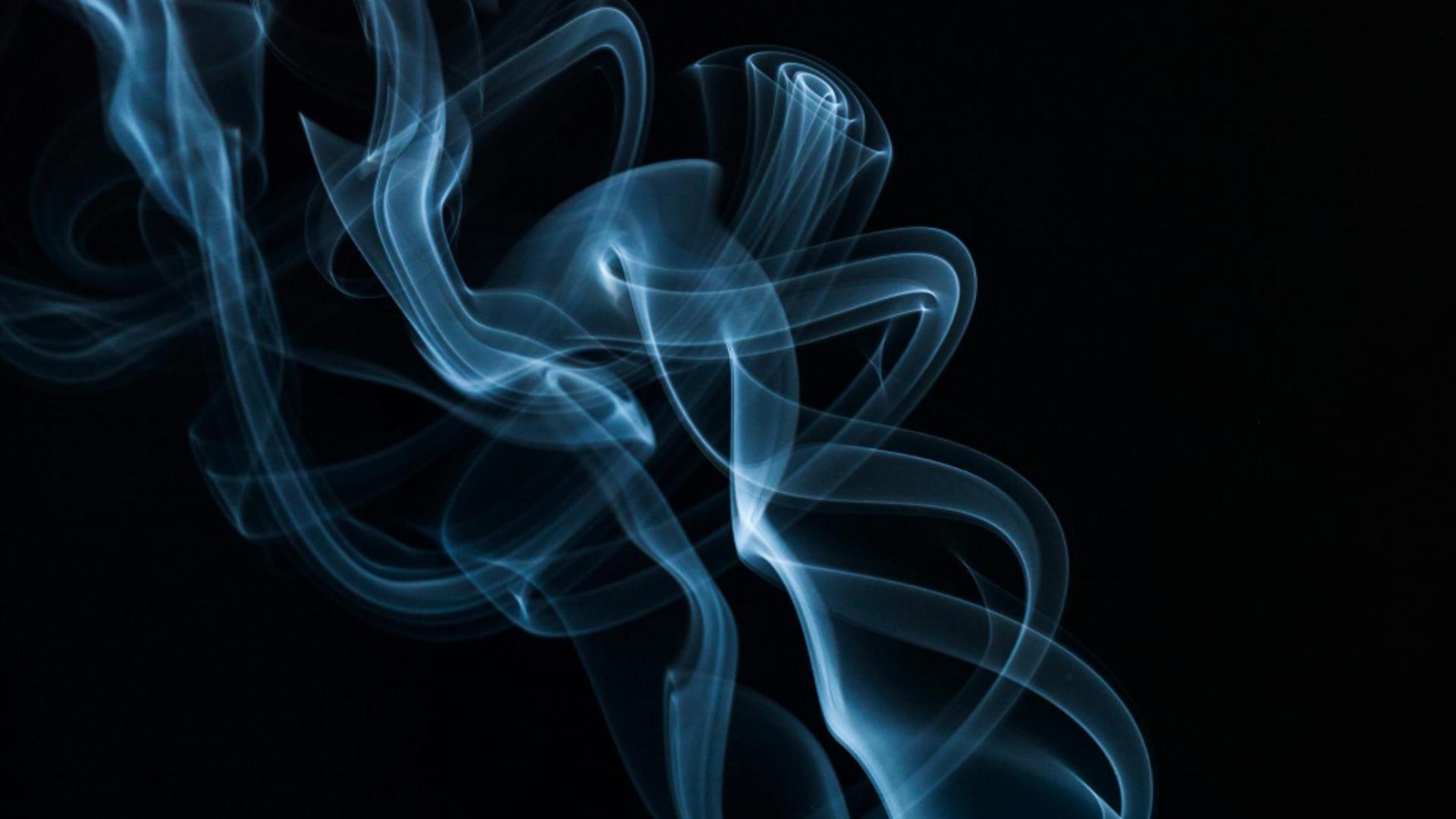 Cum să scapi de mirosul de fum de țigară impregnat în textilele din cameră, fără să recurgi la spălarea acestora