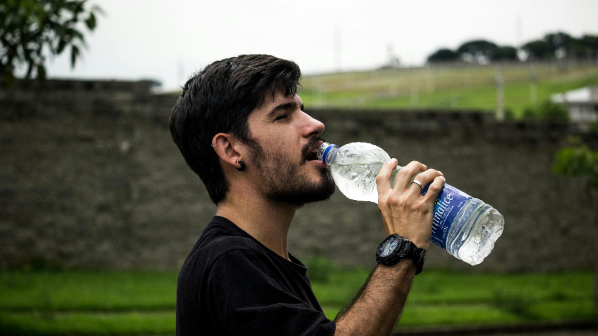 De ce trebuie să bem cât mai multă apă. Ce se întâmplă cu organsimul când este deshidratat