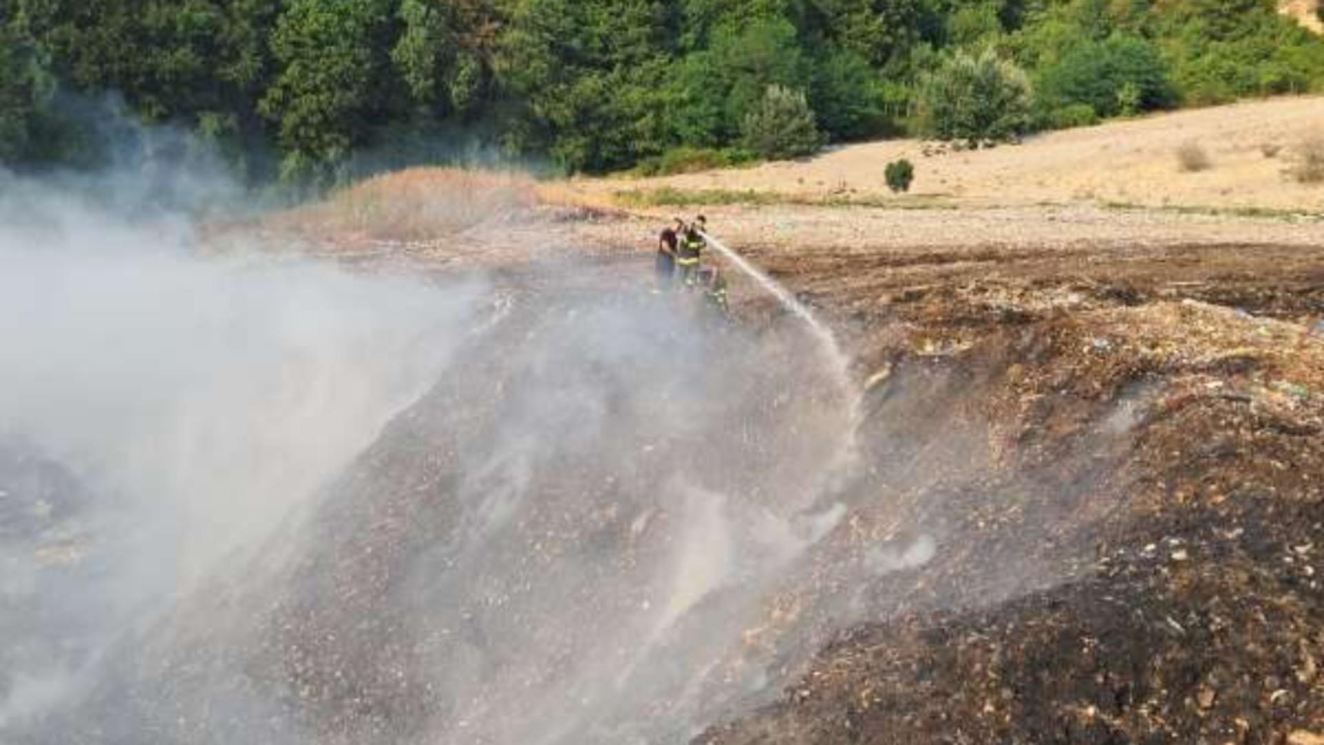 Pompierii se luptă de două zile să stingă un incendiu la un depozit de deșeuri din Râmnicu Vâlcea