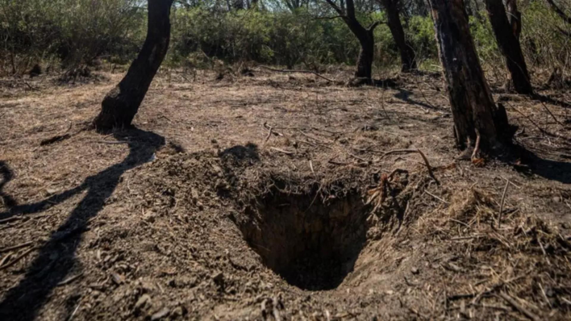 Urma unui crater provocat de prăbușirea unei drone în județul Tulcea, în 2023