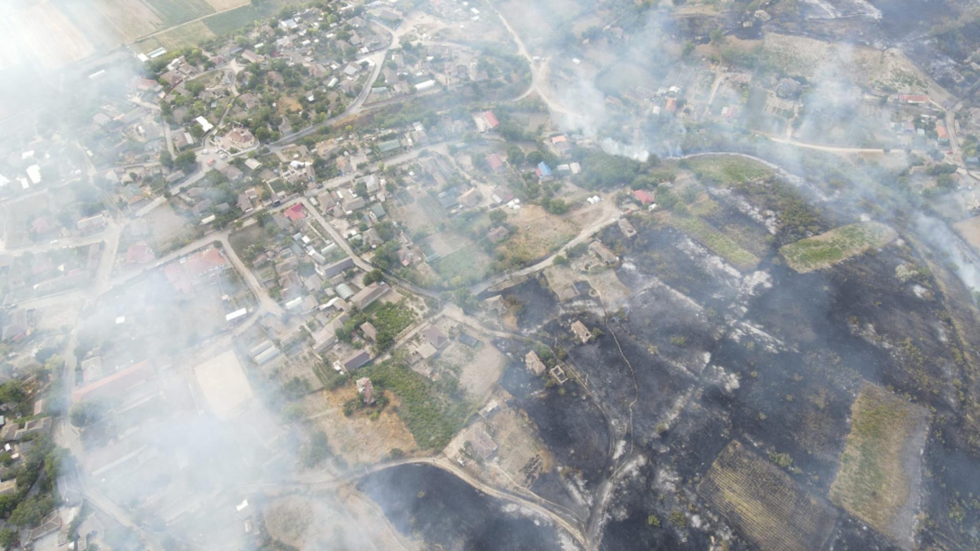 Incendiu în Dunăreni, Constanța. 3 case au fost făcute scrum. Foto/ISU