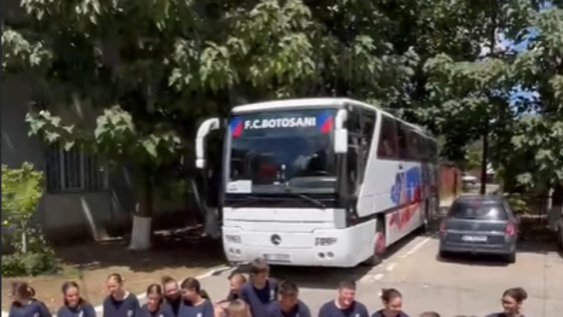 Imagini revoltătoare, elevi puși să-și ceară "iertare" în genunchi - VIDEO