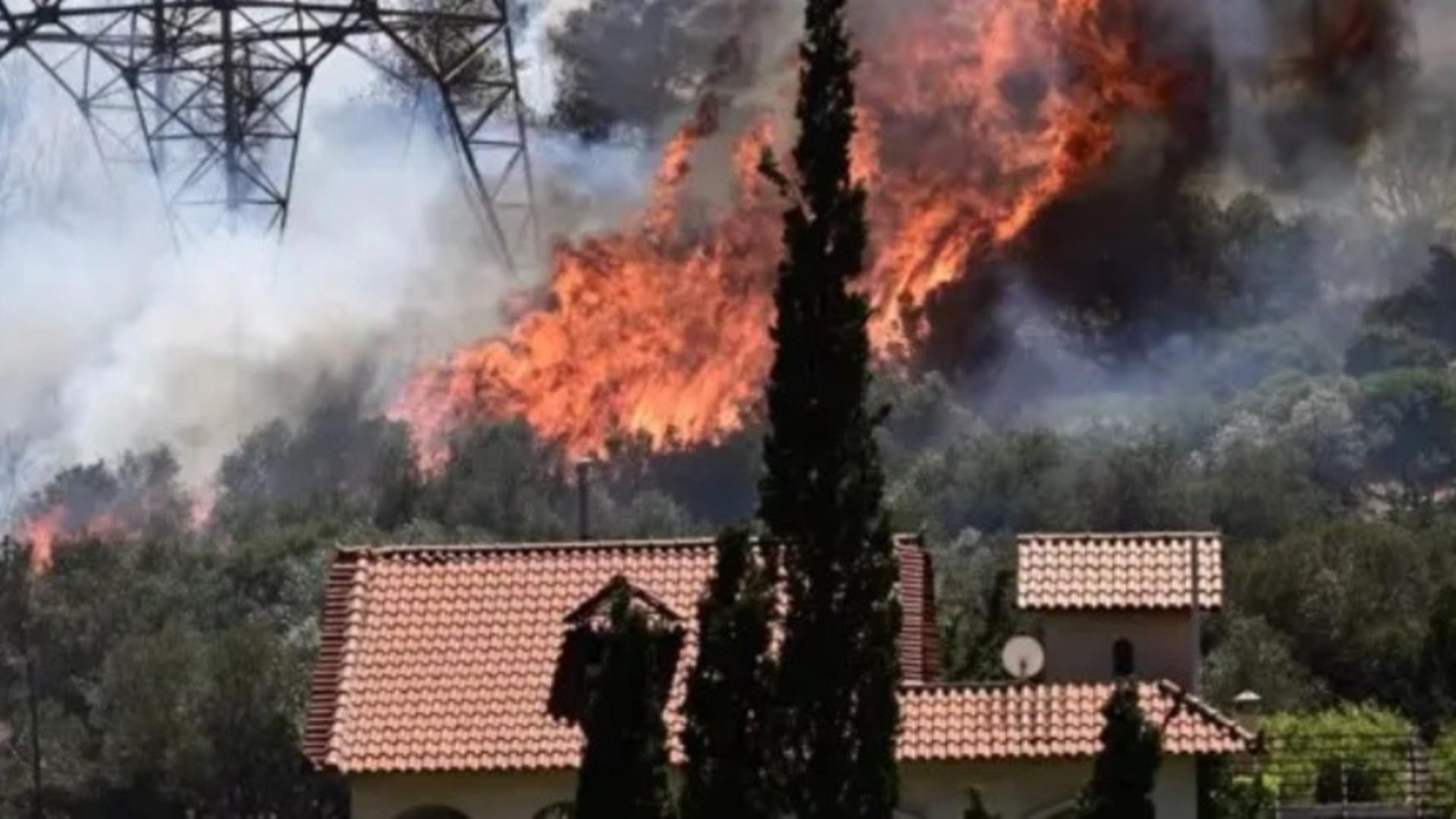Alertă în Turcia și Grecia: incendiile mistuie totul în cale! Flăcările au ajuns aproape de hoteluri
