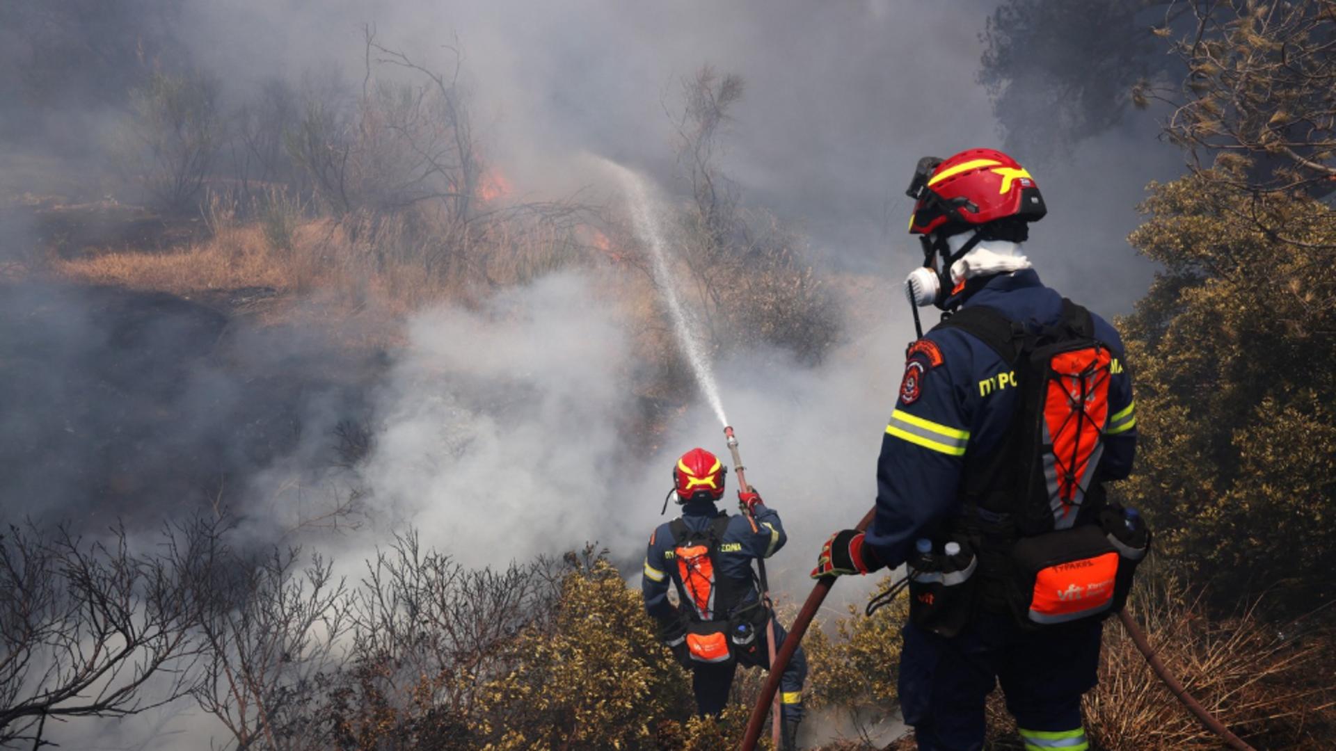 Grecia se luptă de zile întregi cu puternicele incendii de vegetație. Foto/Profimedia