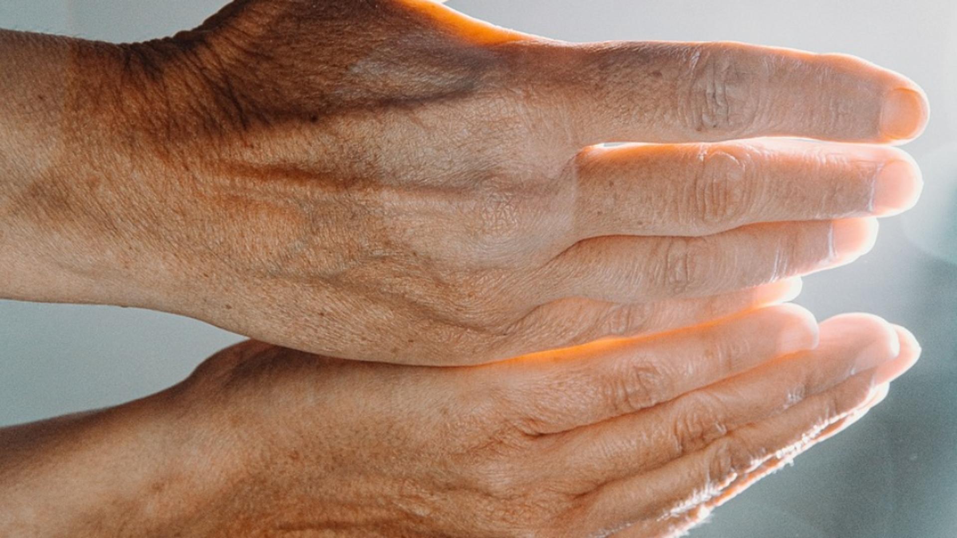Ce boli pot fi observate privind mâinile? Semne de avertizare și importanța consultului medical