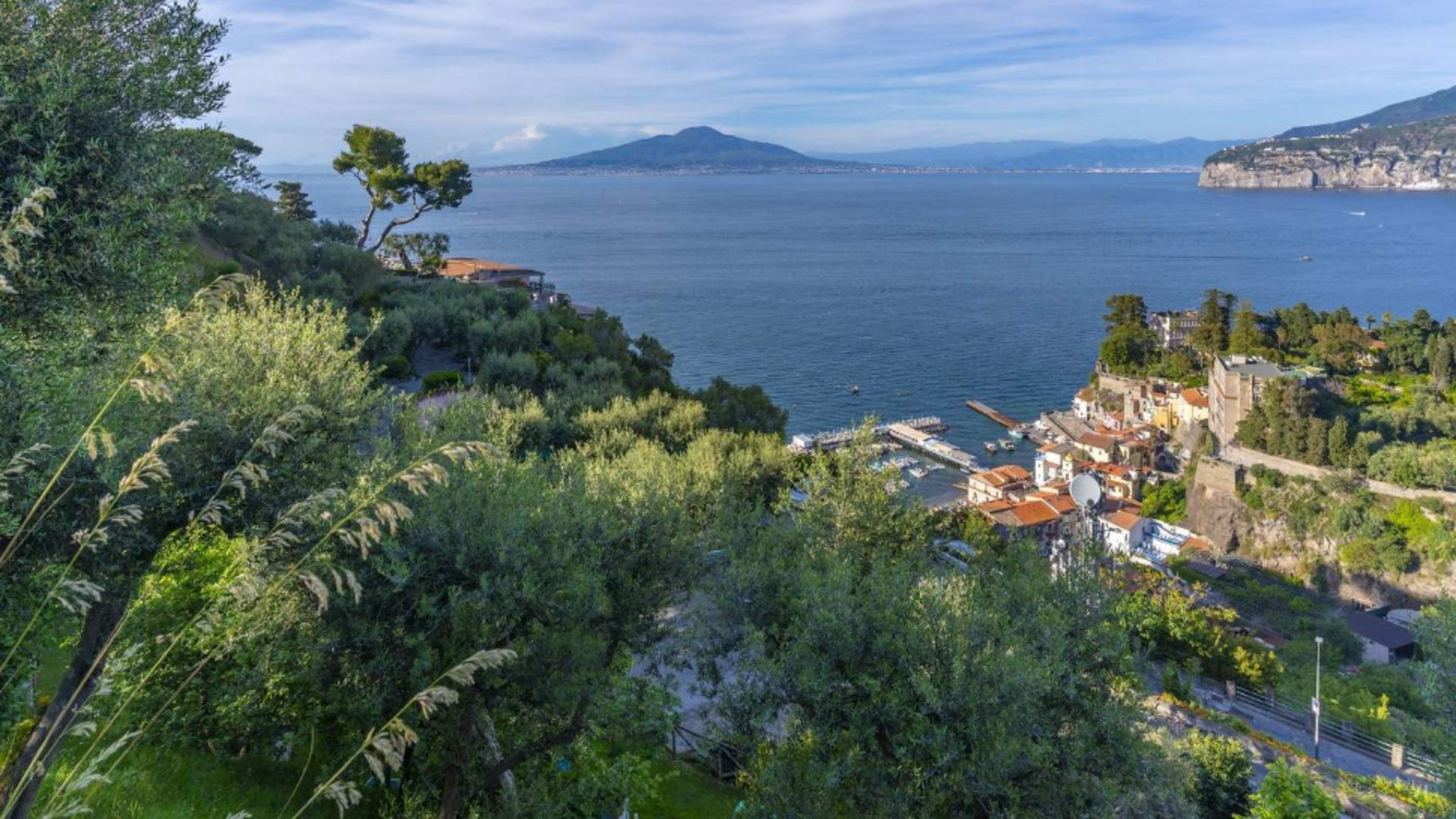 Vacanță în stațiunile de lux Amalfi și Positano, Italia. Cât costă o noapte de cazare