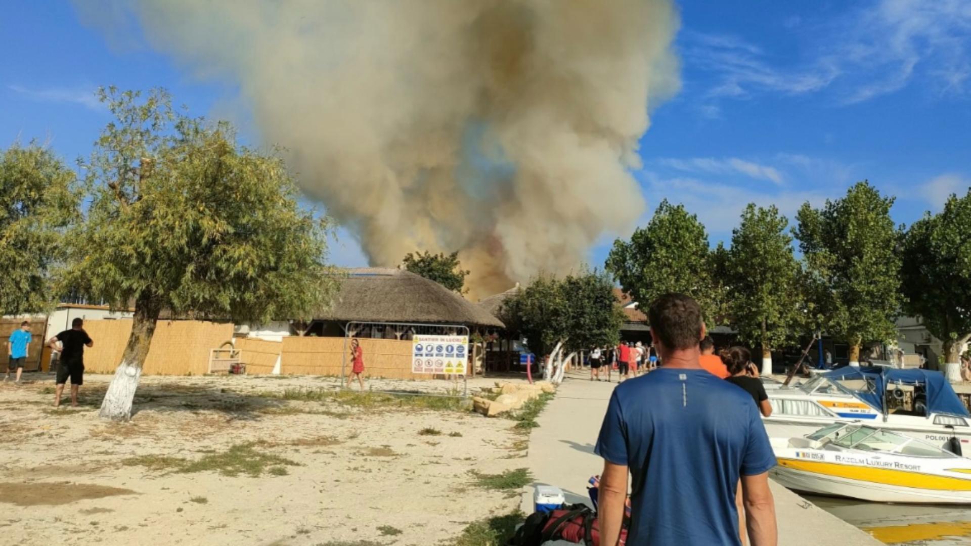 Incendiu violent în satul de vacanță Gura Portiței, din Deltă