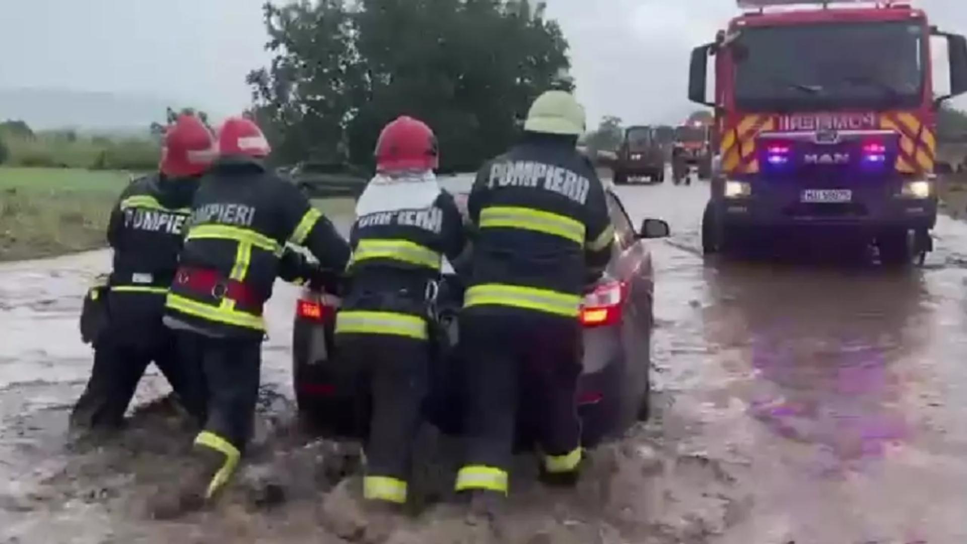 COD ROȘU de inundaţii în bazinul hidrografic Teleajăn, Prahova. ISU anunţă creşterea capacităţii operaţionale. Au fost transmise mesaje RO-ALERT