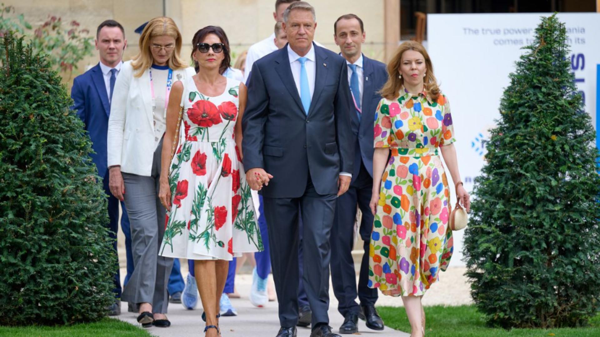 Haine și accesorii de lux purtate de Carmen Iohannis la un eveniment. Cât costă rochia Dolce&Gabbana și geanta Dior etalate de prima doamnă