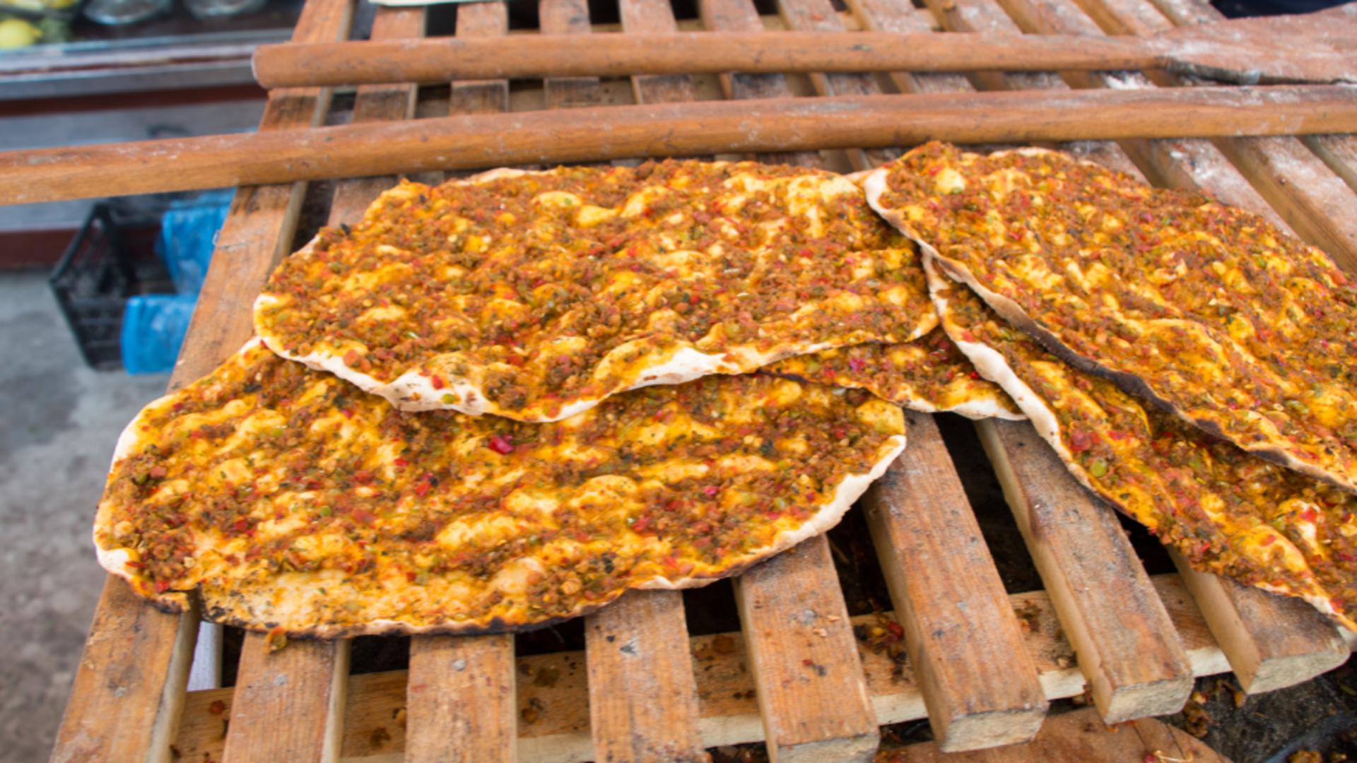 Lahmacun, pizza turcească, dar cu carne tocată. Foto/Profimedia