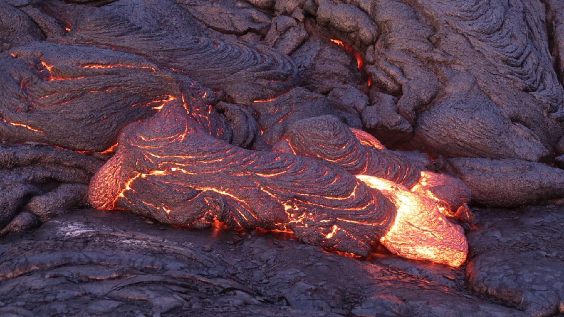 Vulcanul Etna, erupție spectaculoasă: Imagini cu cascada de lavă din crater