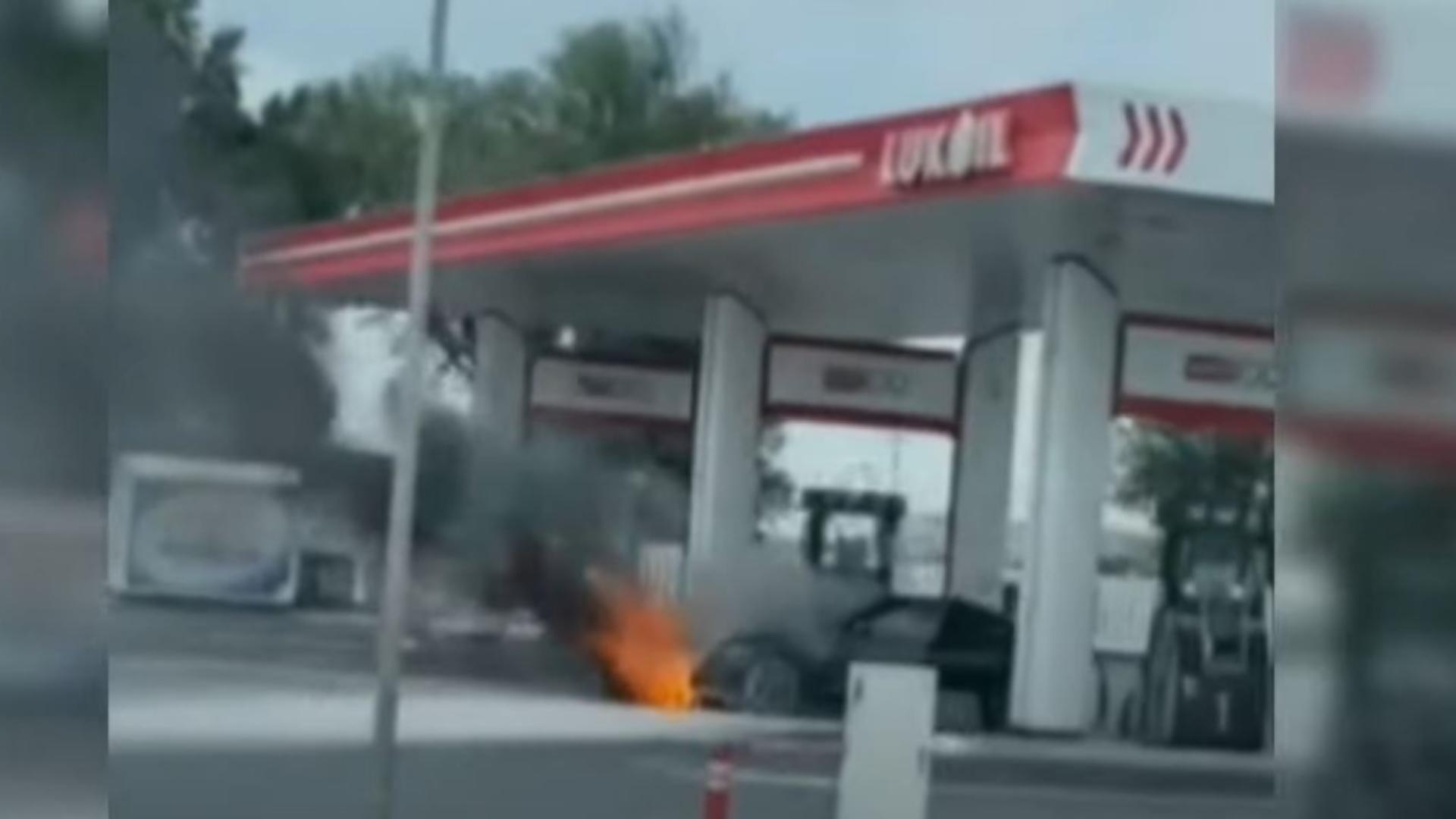 Mașina a luat foc în timp ce era alimentată cu carburant. Foto/Captură video