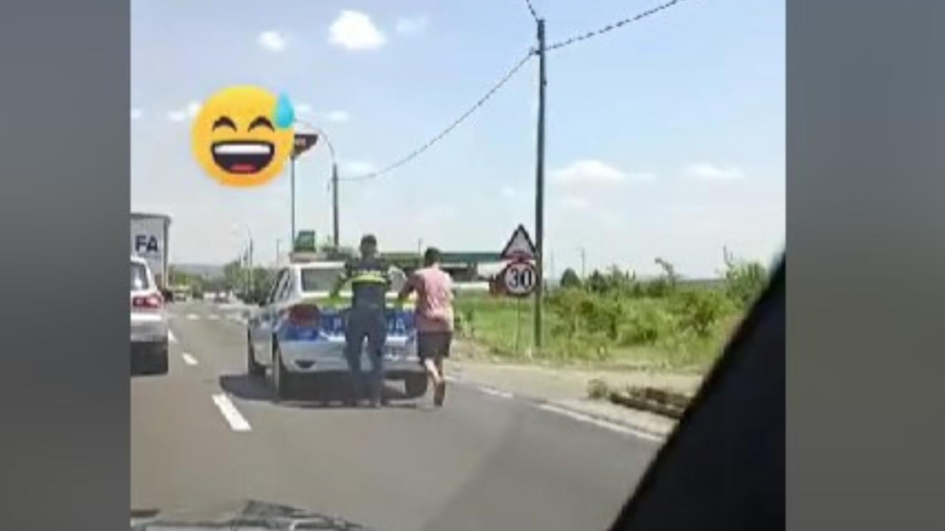 Polițist filmat în timp ce își împinge mașina de serviciu. Imagini revoltătoare - VIDEO