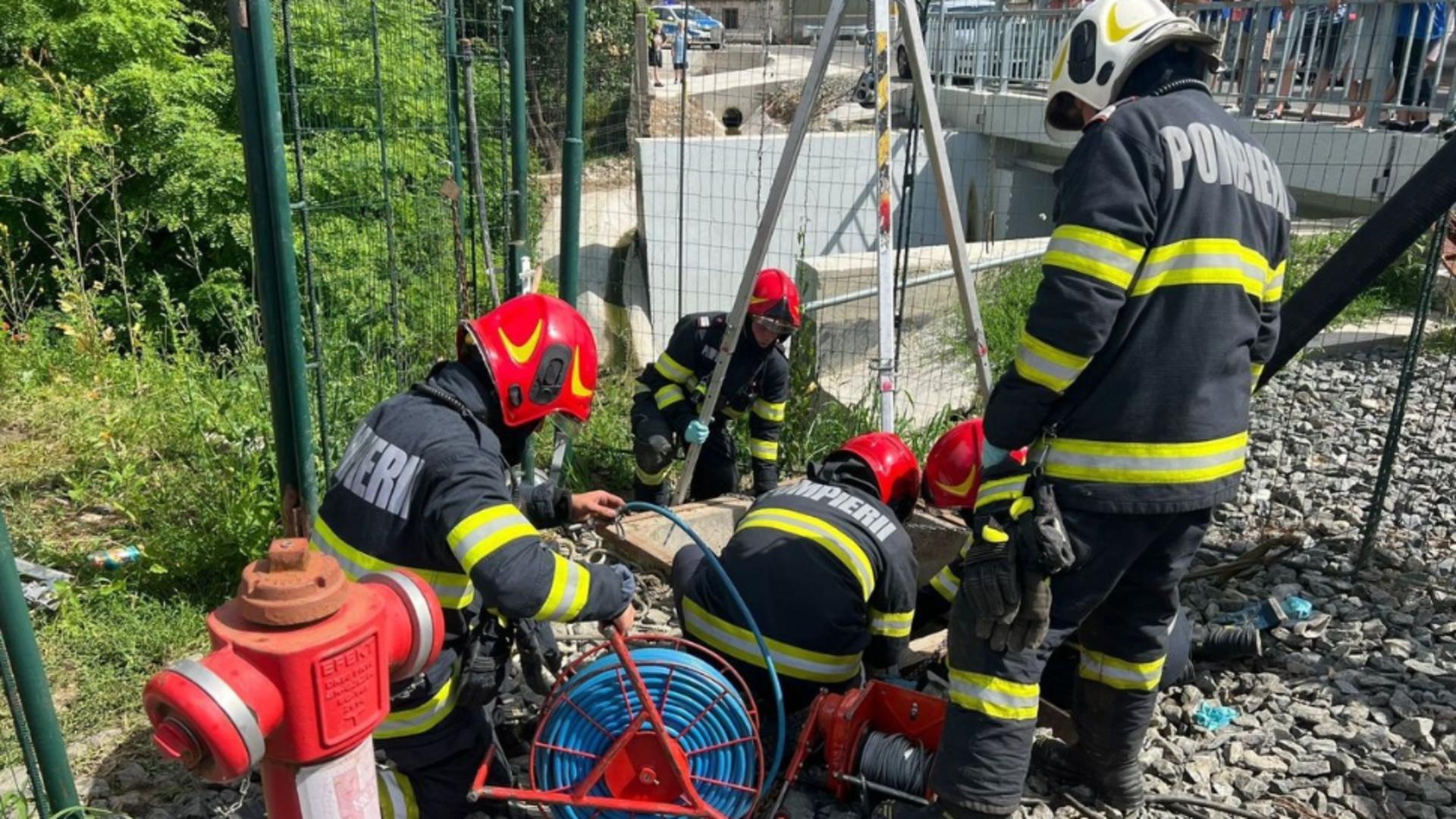 Clipe cumplite pentru un copil de patru ani. Băiatul a căzut într-un canal neacoperit aflat în parc