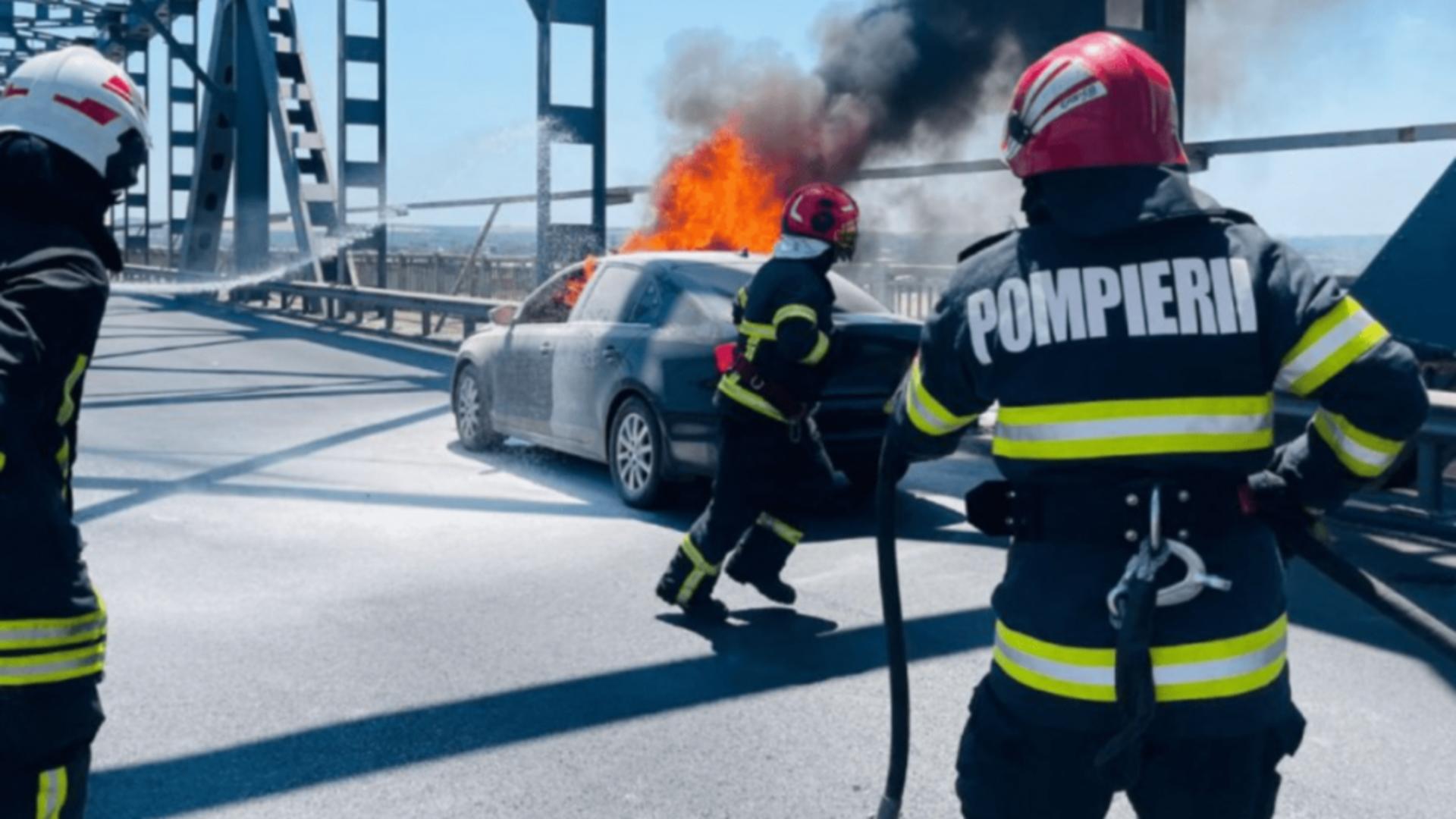 O mașină a luat foc pe „Podul Prieteniei” dintre România și Bulgaria. Intervenție de ultim moment a autorităților