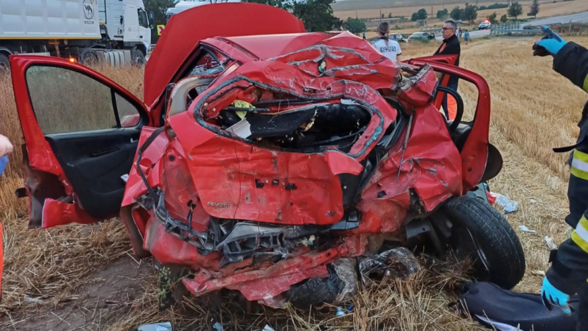 Accident teribil în Constanța! Un șofer a murit după ce s-a izbit cu mașina de un camion