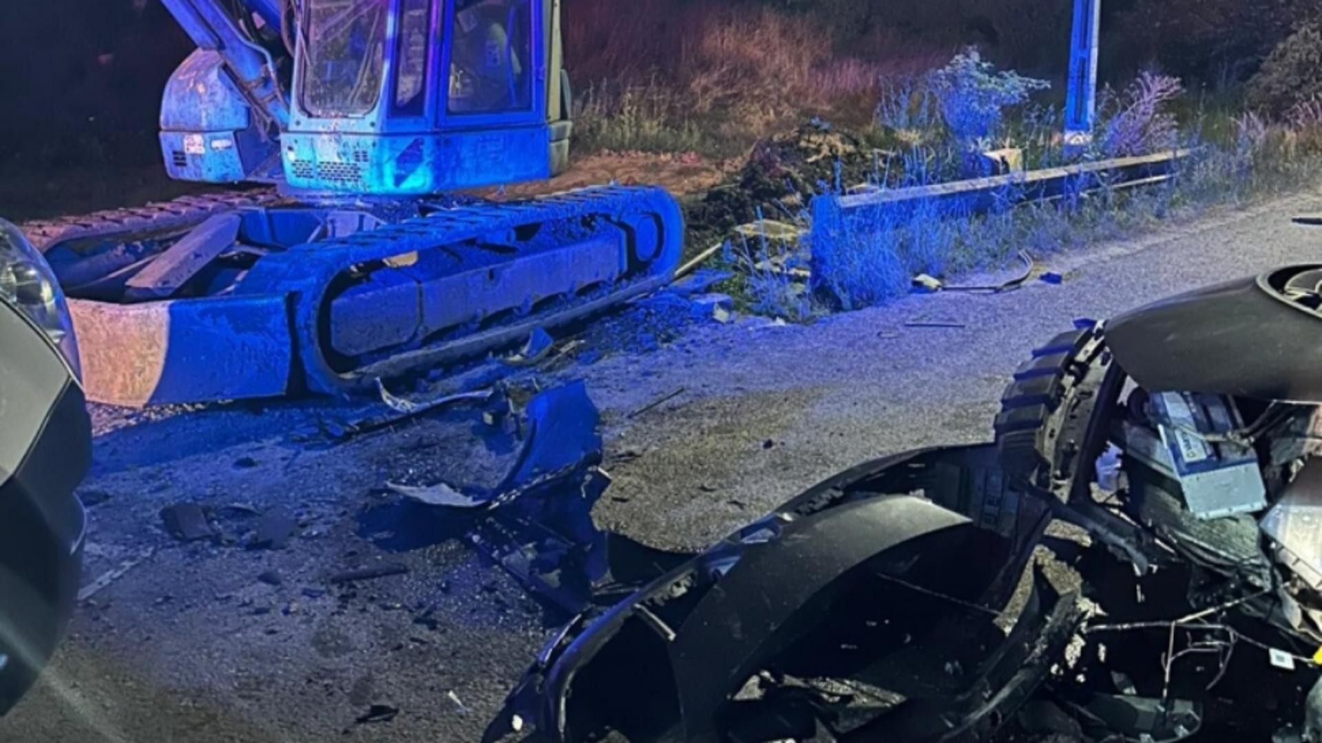 Accident rutier grav. O femeie a murit după ce a intrat cu mașina într-un buldoexcavator parcat