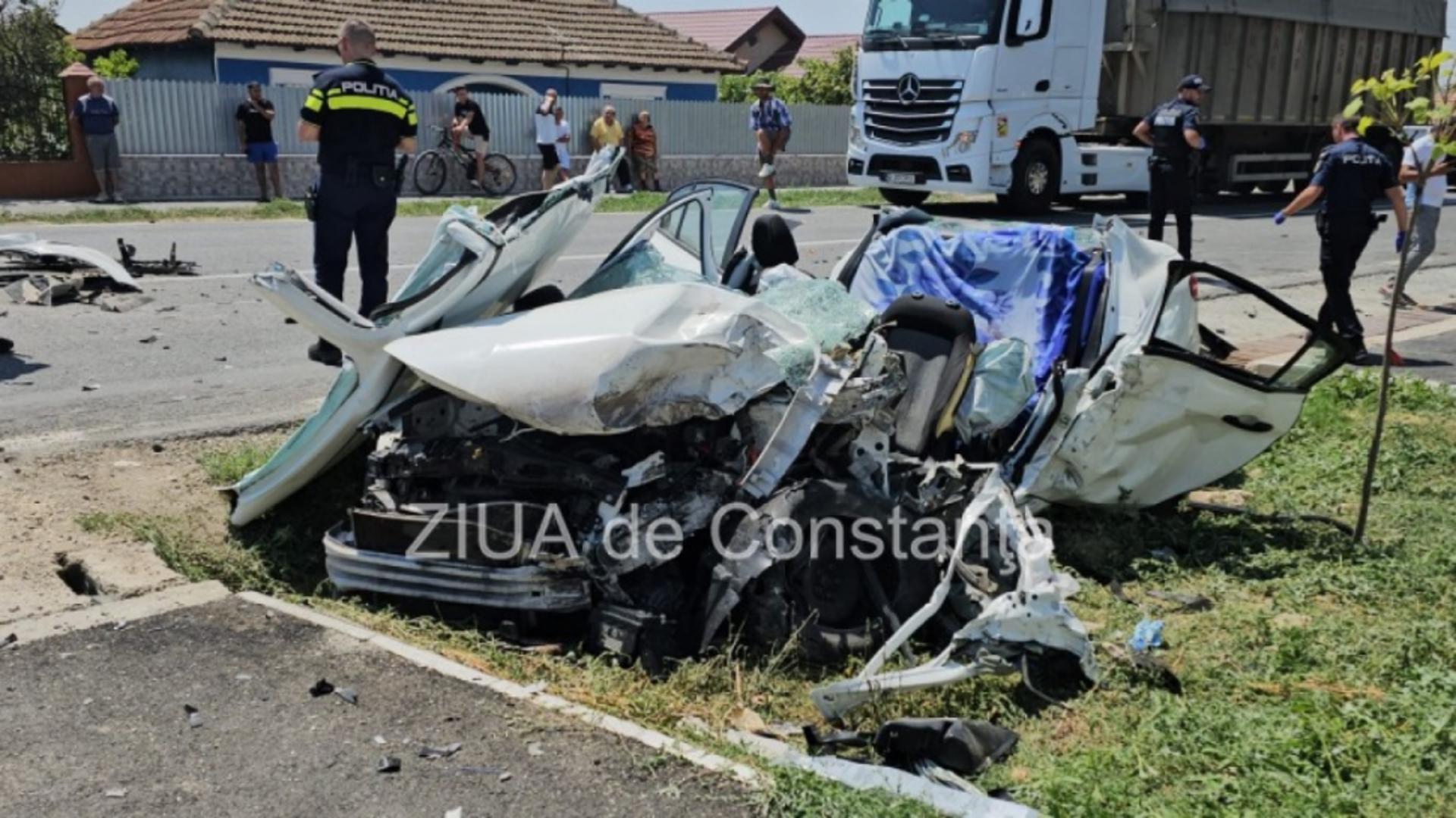 Accident rutier înfiorător în Constanța! O mașină a fost făcută „praf” după ce a intrat în coliziune cu un TIR - VIDEO