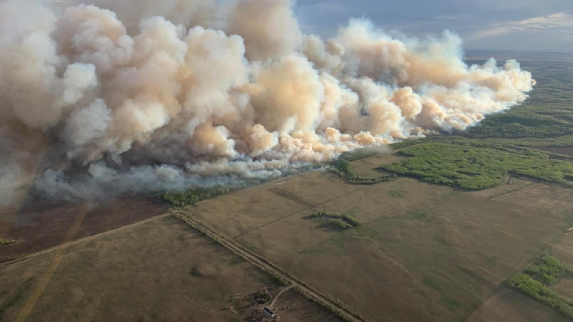 Incendiu forestier extrem de agresiv. Mii de oameni au fost evacuați