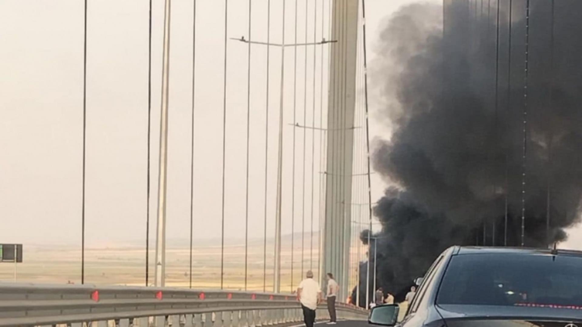 Un autocar plin cu ucraineni a ars ca o TORȚĂ, pe podul de la Brăila. Vehiculul a luat foc din mers - VIDEO/FOTO