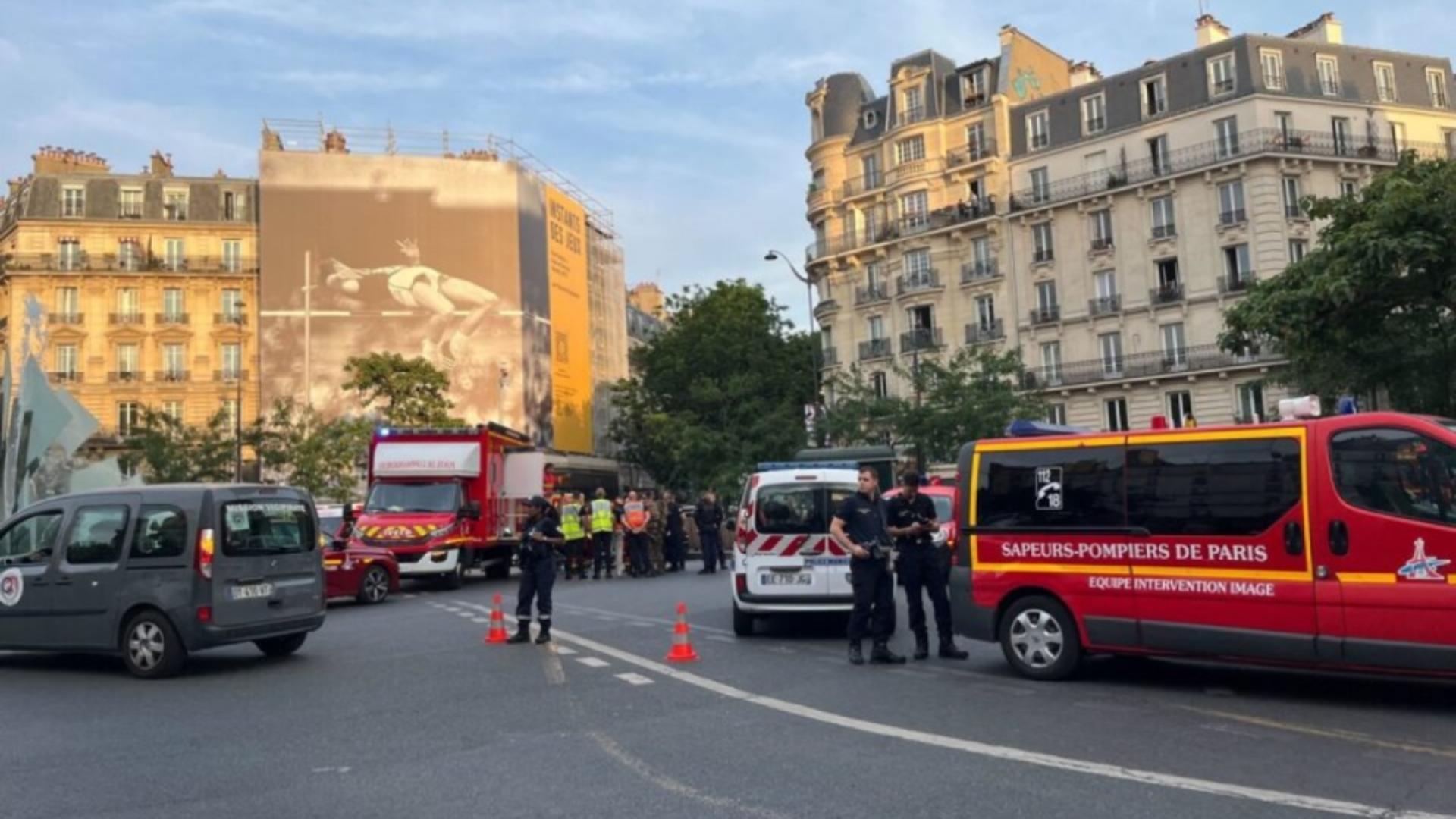 Atac în Paris! O mașină a intrat intenționat pe terasa unei cafenele plină de oameni