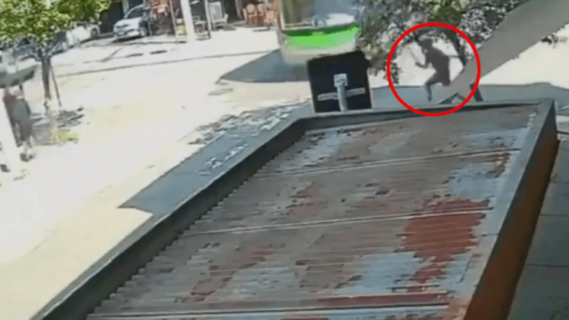 Un adolescent a fost strivit de autobuz imediat după ce i-a furat telefonul mobil unui bătrân - VIDEO