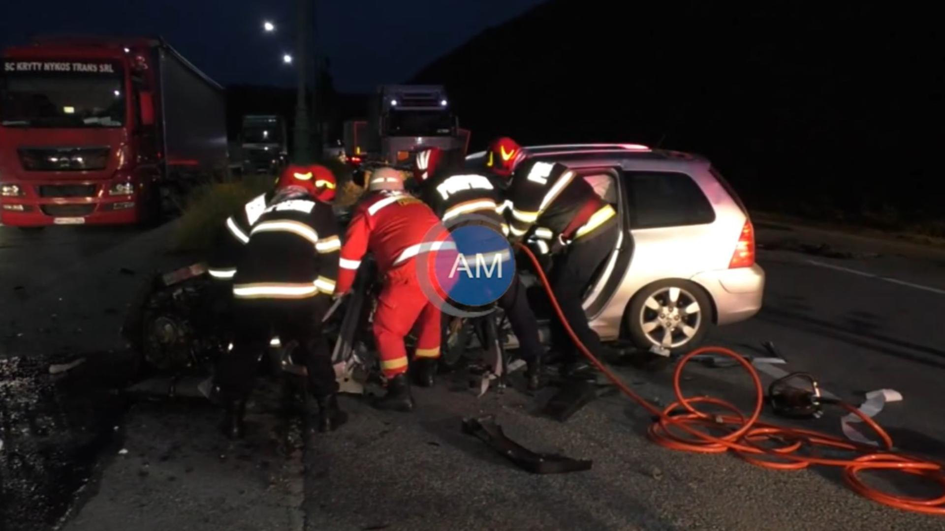 Accident auto grav în Mehedinți. Un șofer a murit după ce a intrat cu mașina într-un TIR | VIDEO